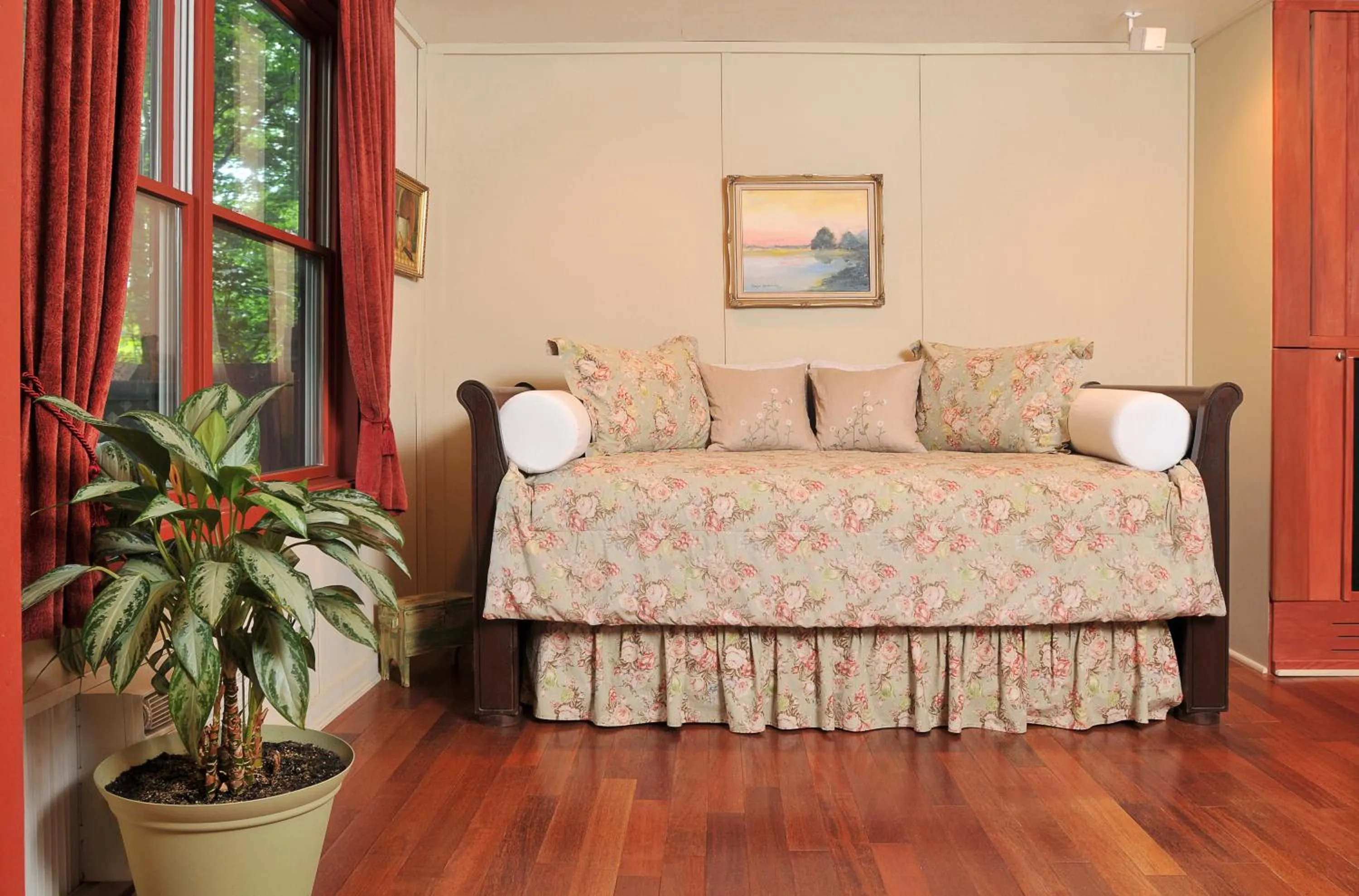 Bed in 1795 Acorn Inn Bed and Breakfast