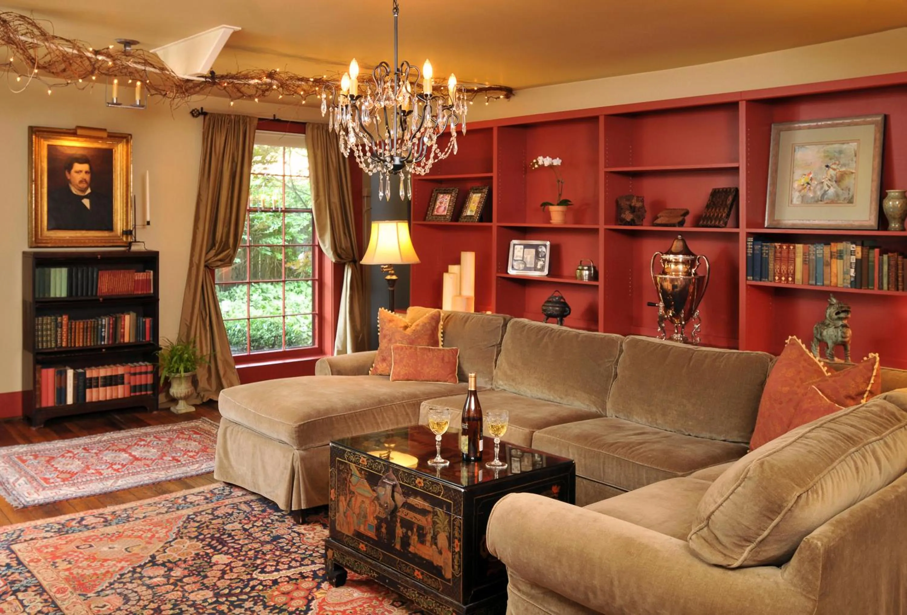 Living room in 1795 Acorn Inn Bed and Breakfast