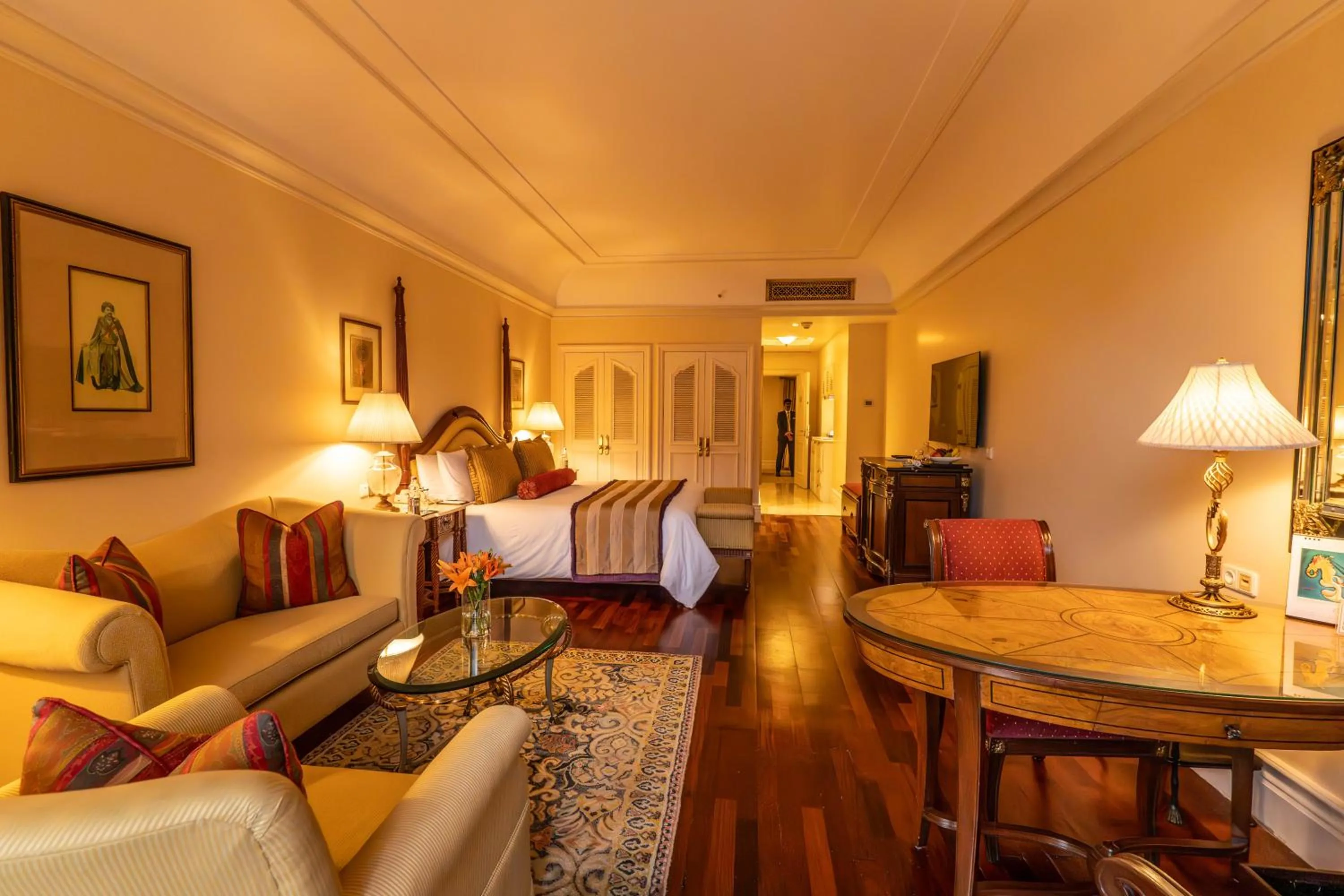 Seating area, Bed in The Leela Palace Bengaluru