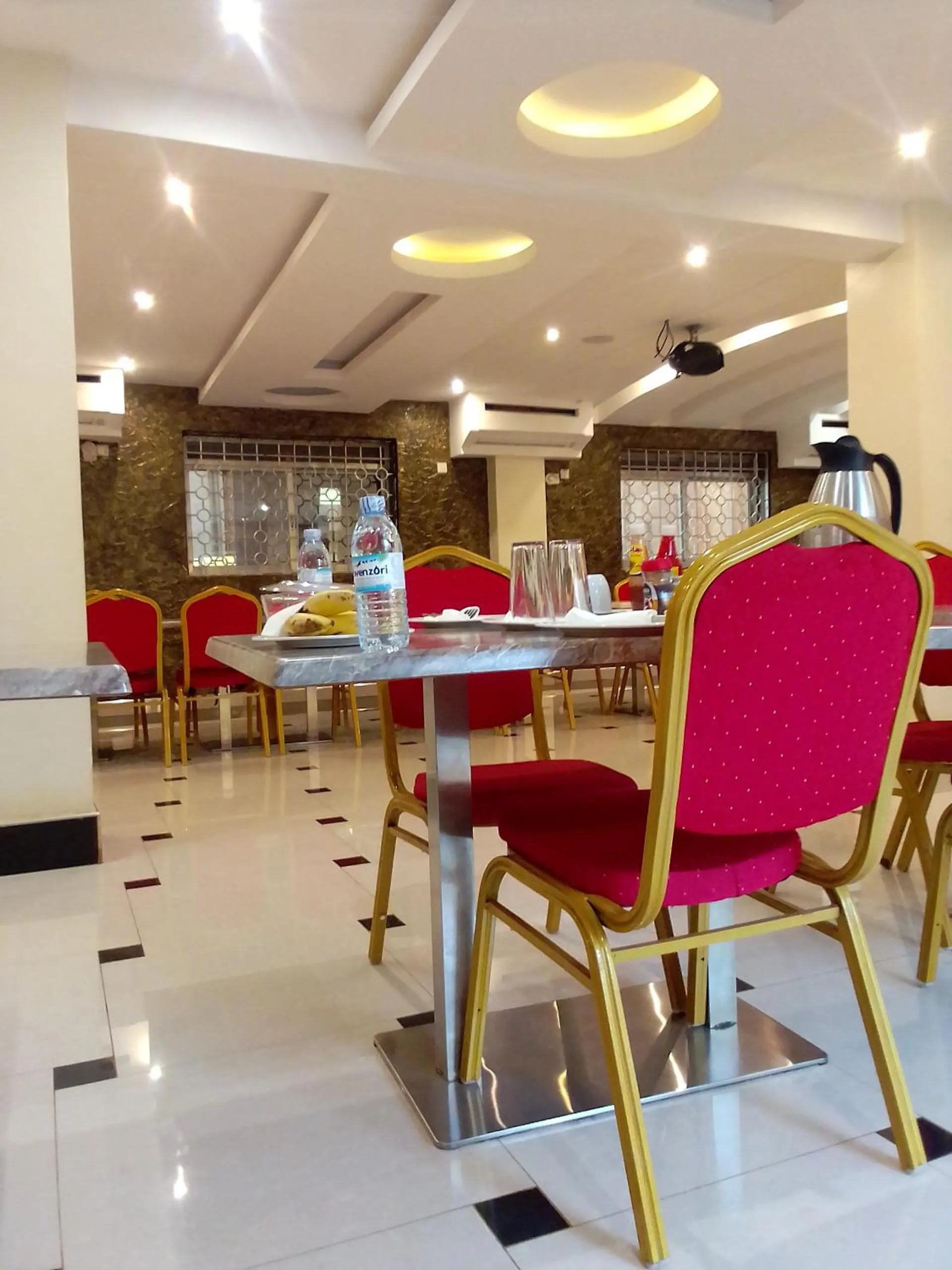 Restaurant/places to eat in Royal Park Hotel