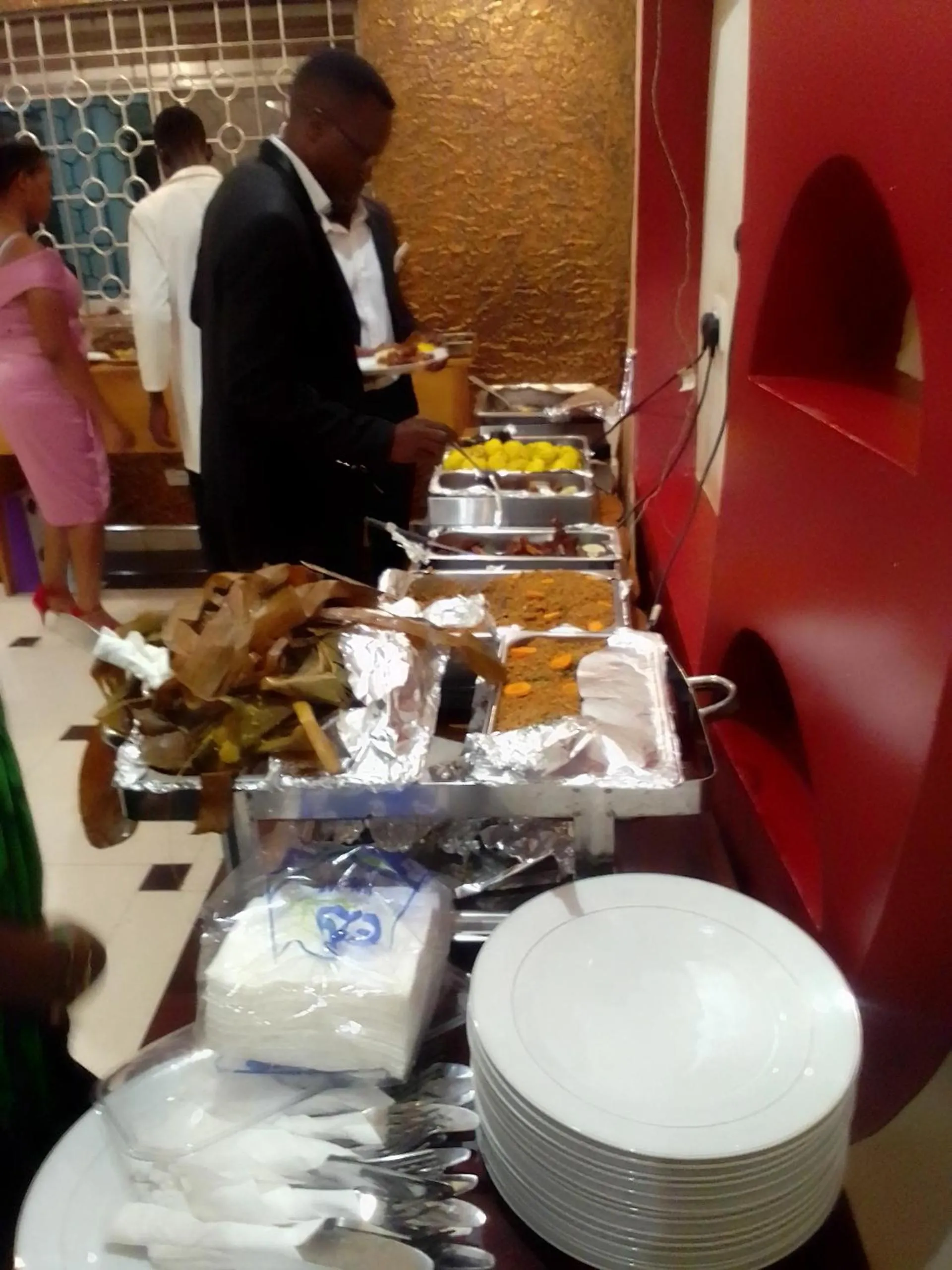 Restaurant/places to eat in Royal Park Hotel