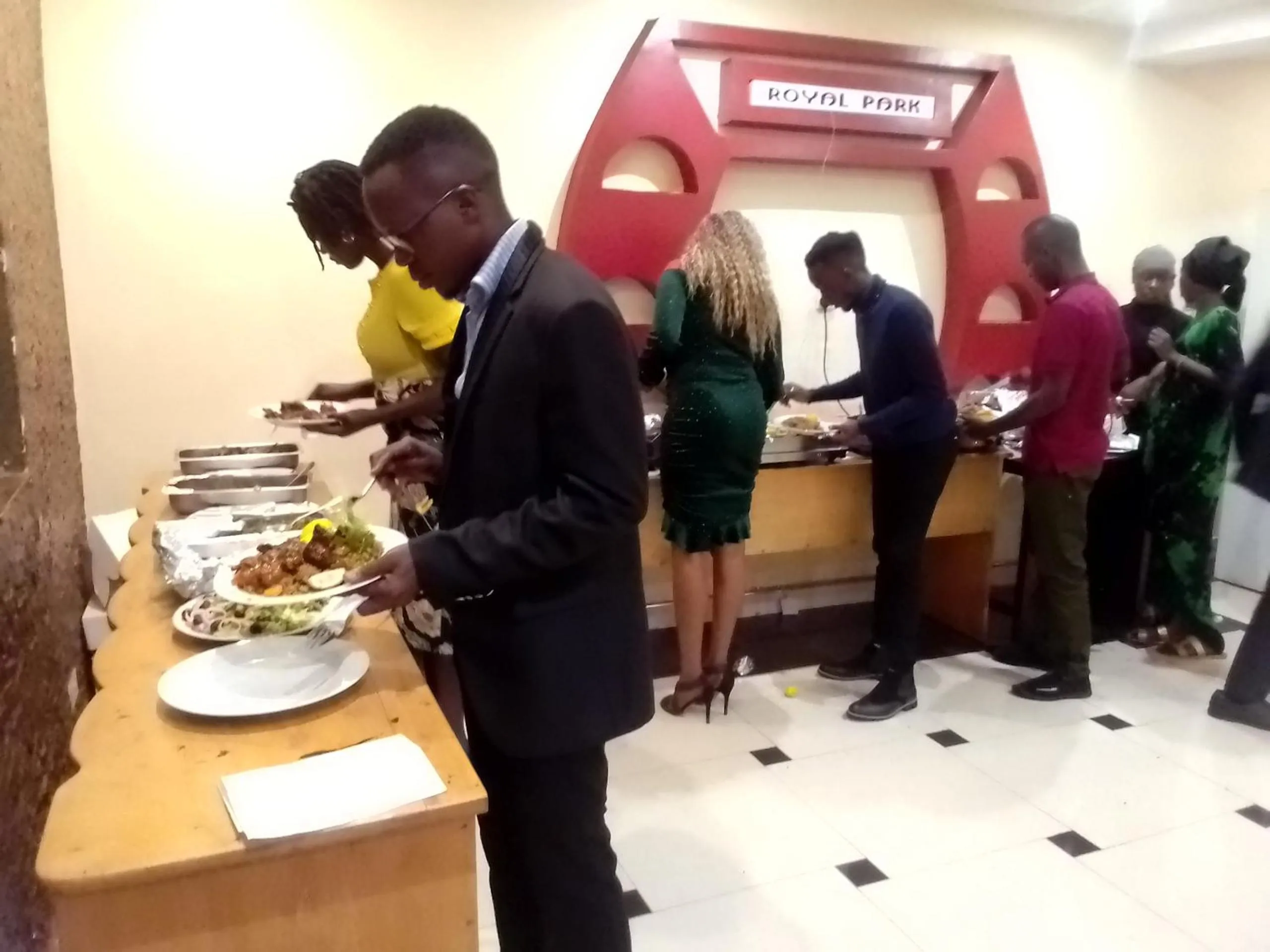 Restaurant/places to eat in Royal Park Hotel