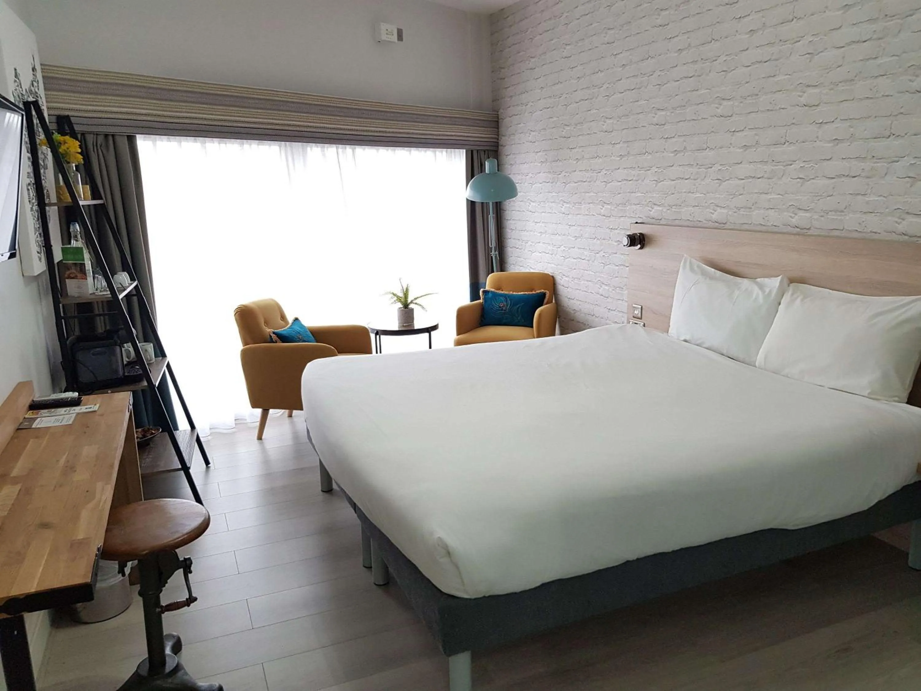 Photo of the whole room in ibis Styles Birmingham Oldbury