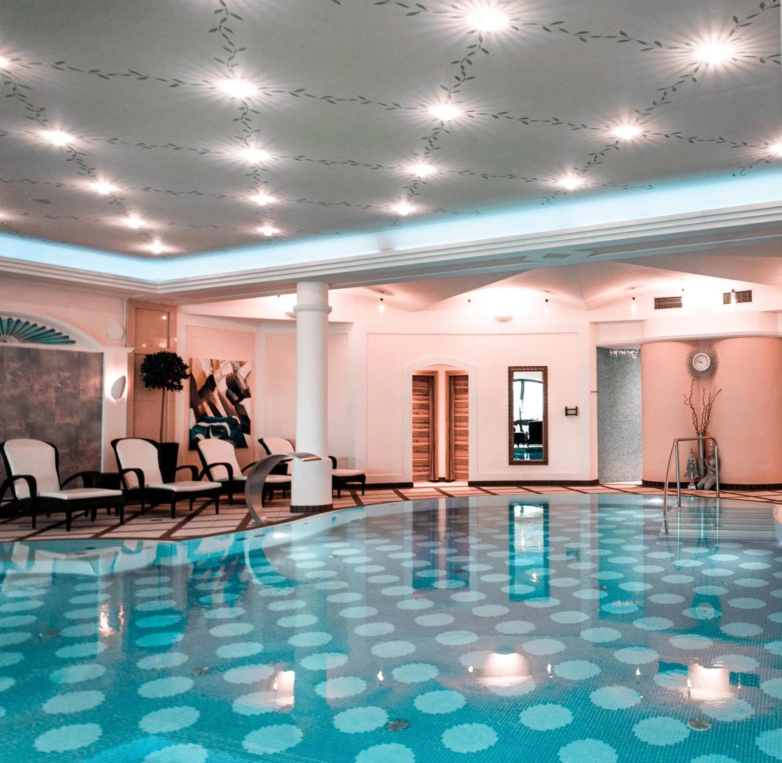 Swimming Pool in Verwöhnhotel Berghof