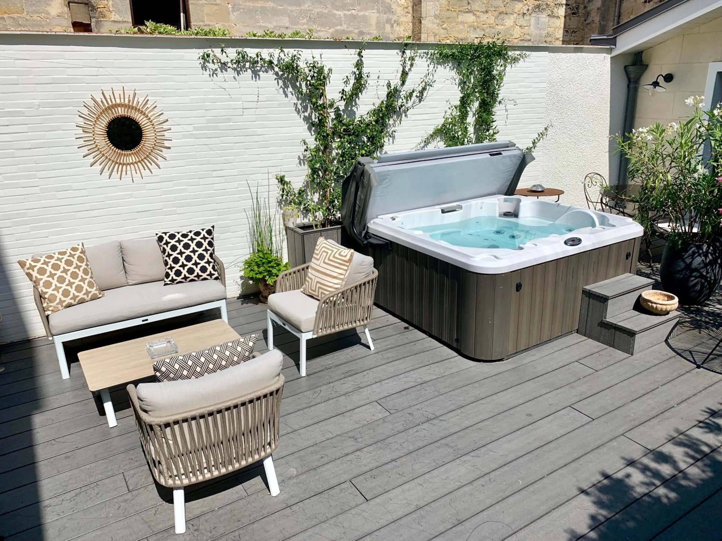 Patio in La Maison Odeia Bordeaux Centre