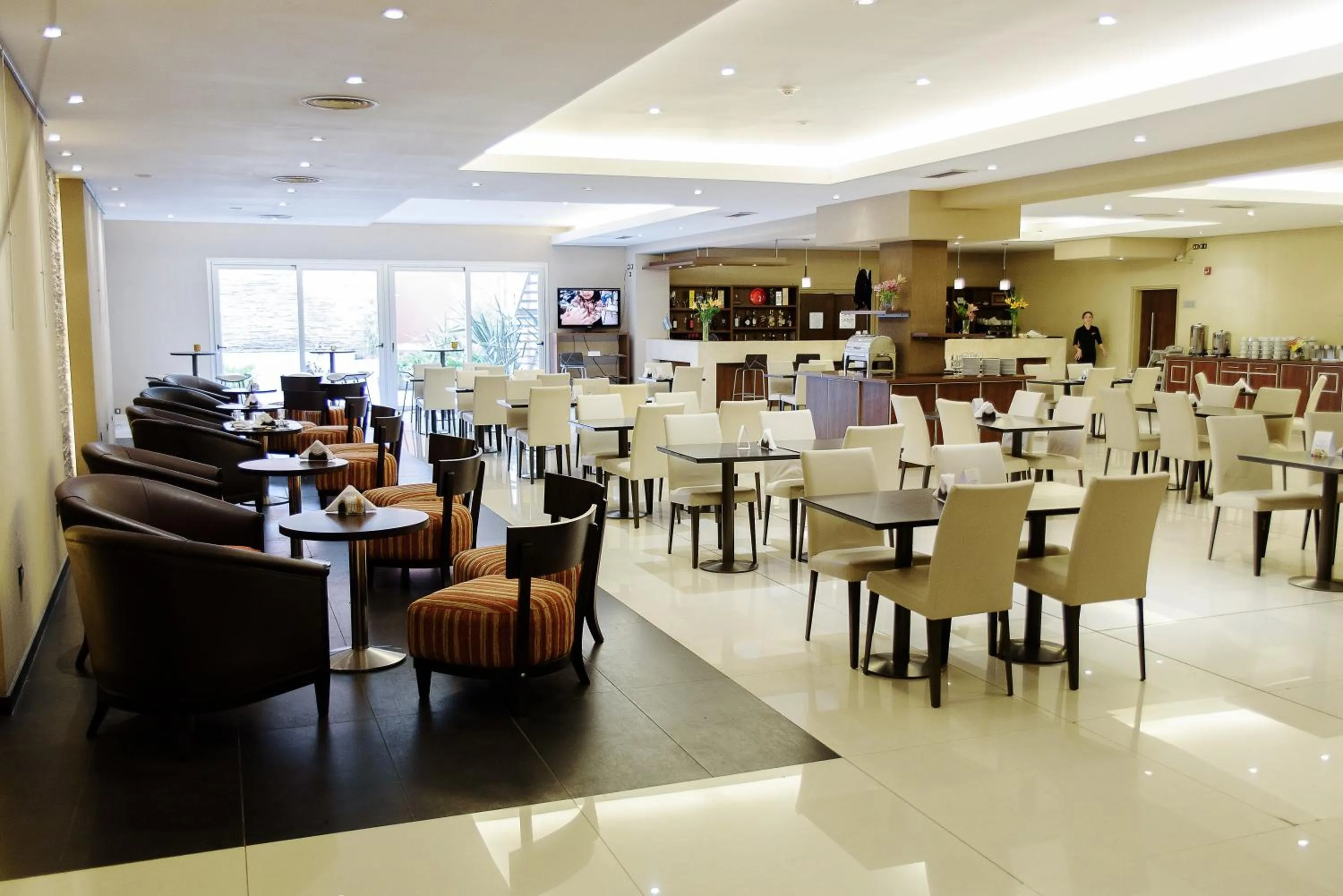Restaurant/places to eat in Land Plaza Hotel