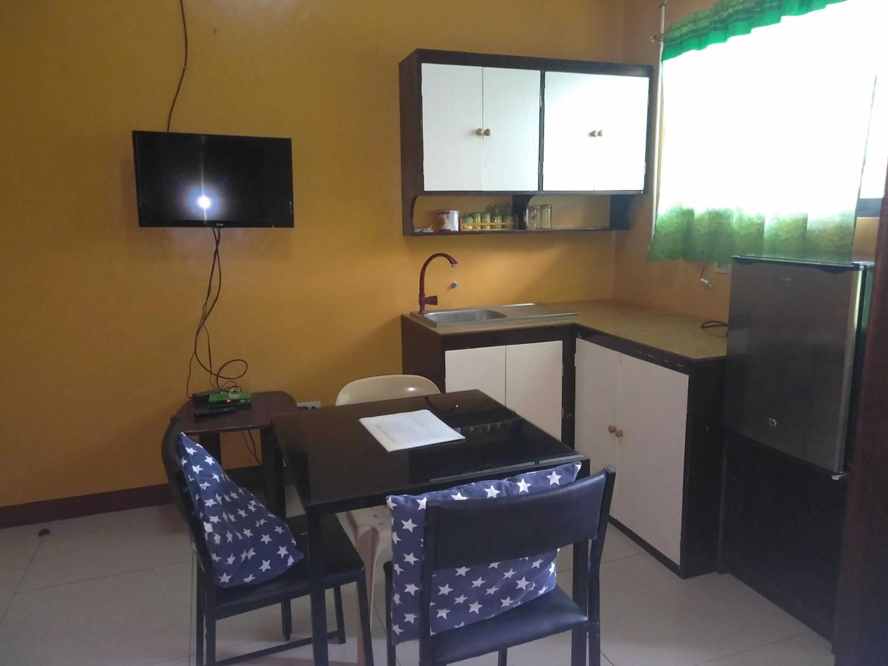 Communal lounge/ TV room in A's Azotea de Bohol