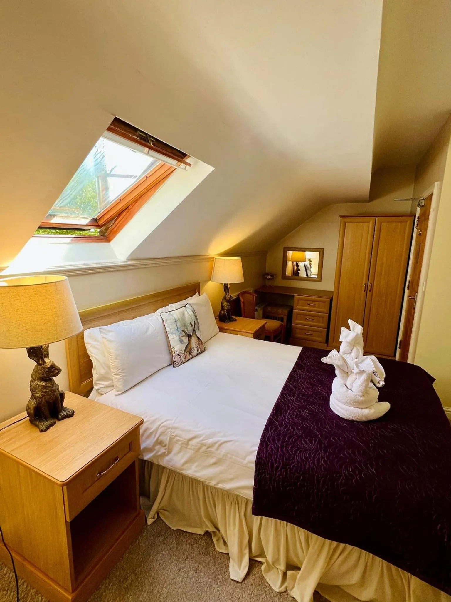 Bed in Cottage Lea's Country Hotel & Restaurant