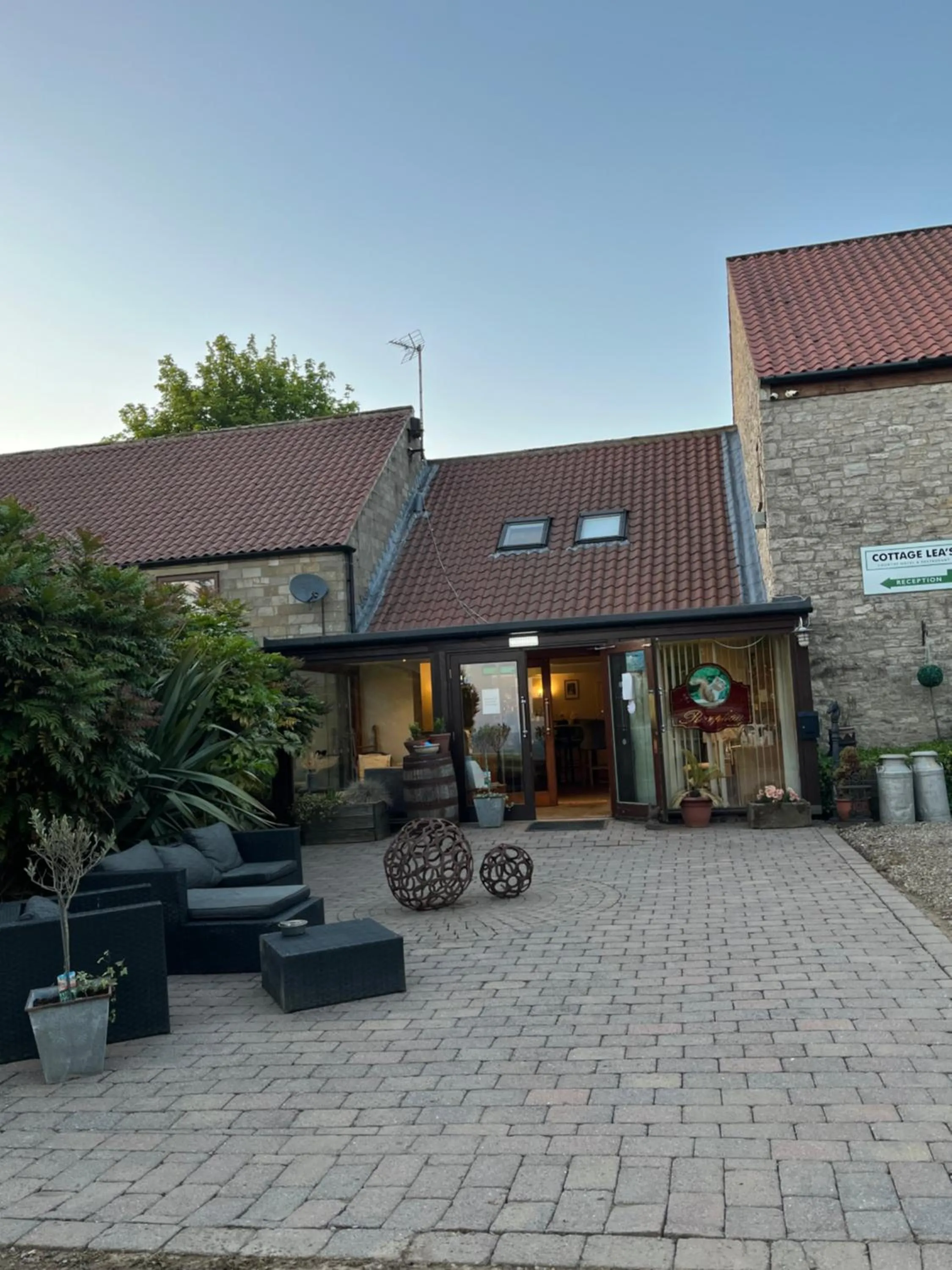 Property building in Cottage Lea's Country Hotel & Restaurant