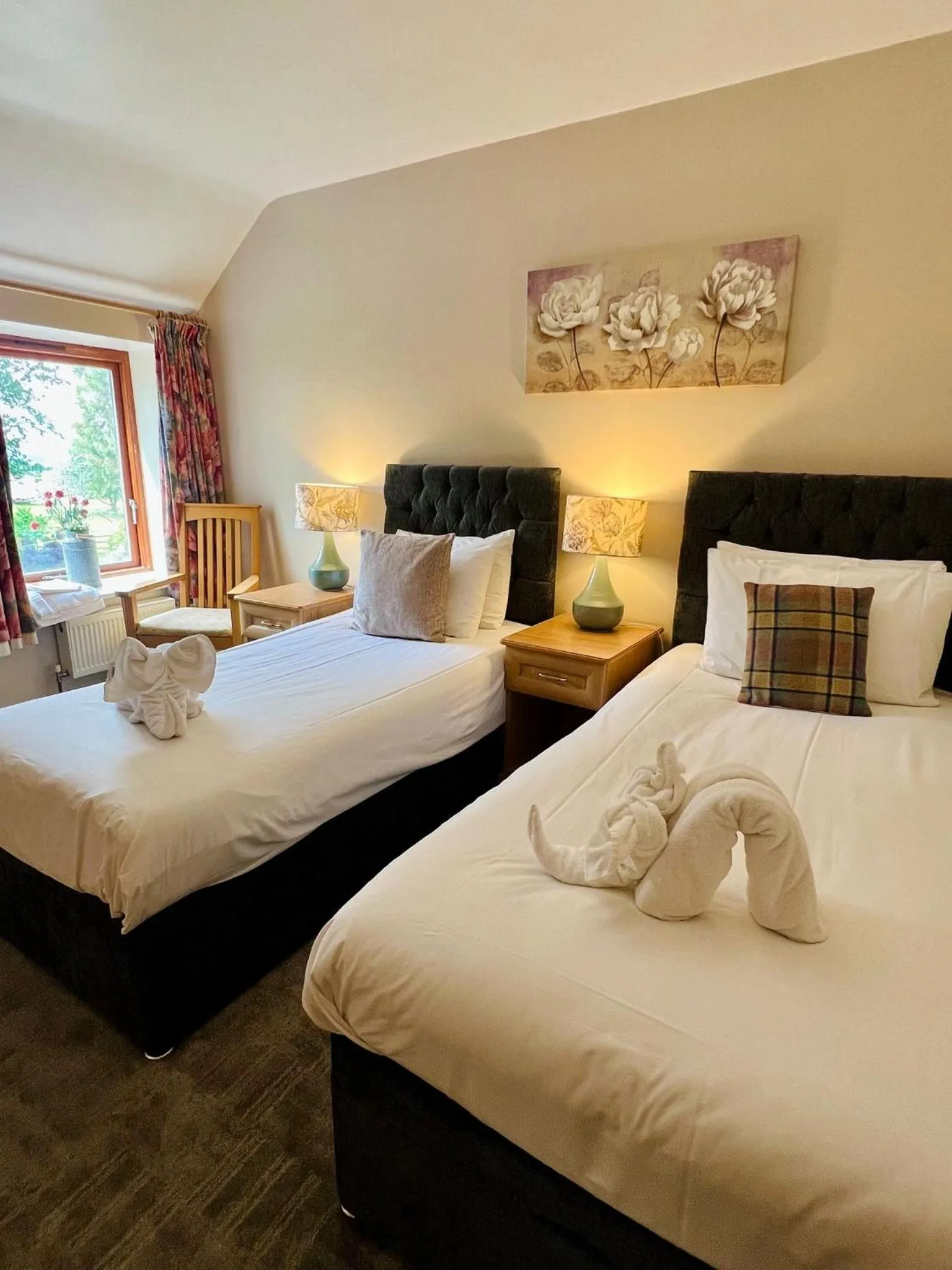 Bed in Cottage Lea's Country Hotel & Restaurant