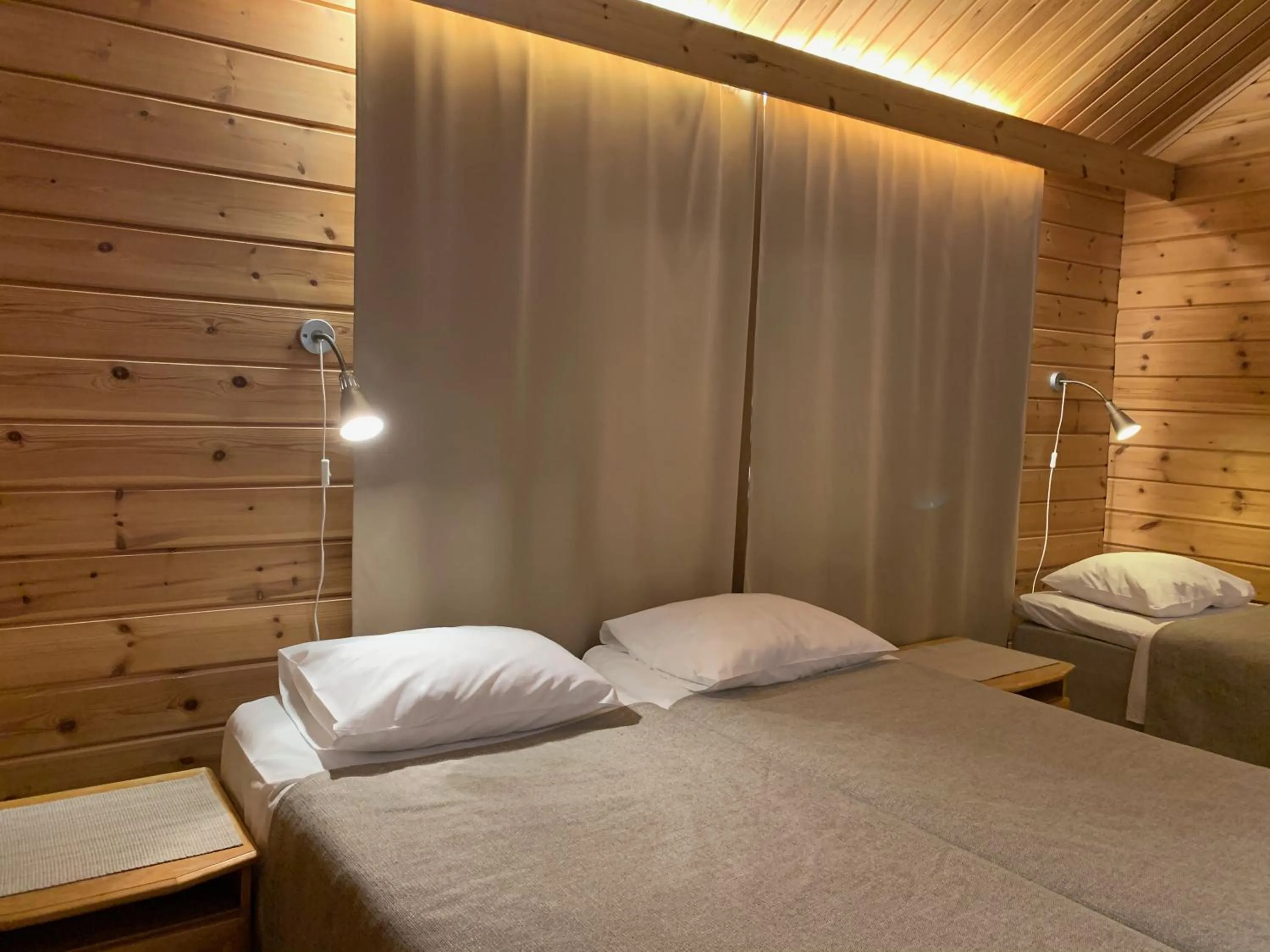 Photo of the whole room, Bed in Hotel Hetan Majatalo