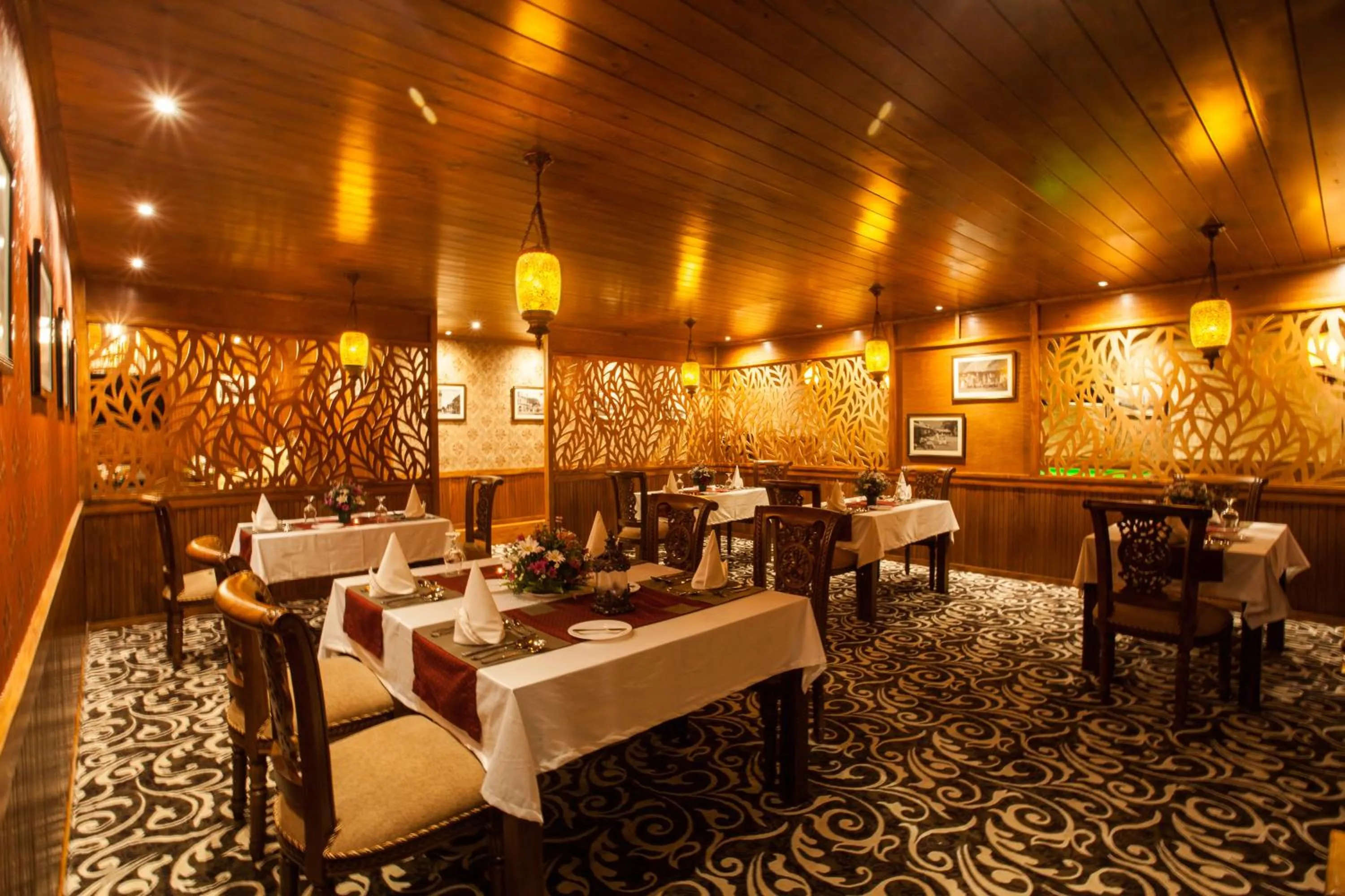 Restaurant/places to eat in La Grande Villa