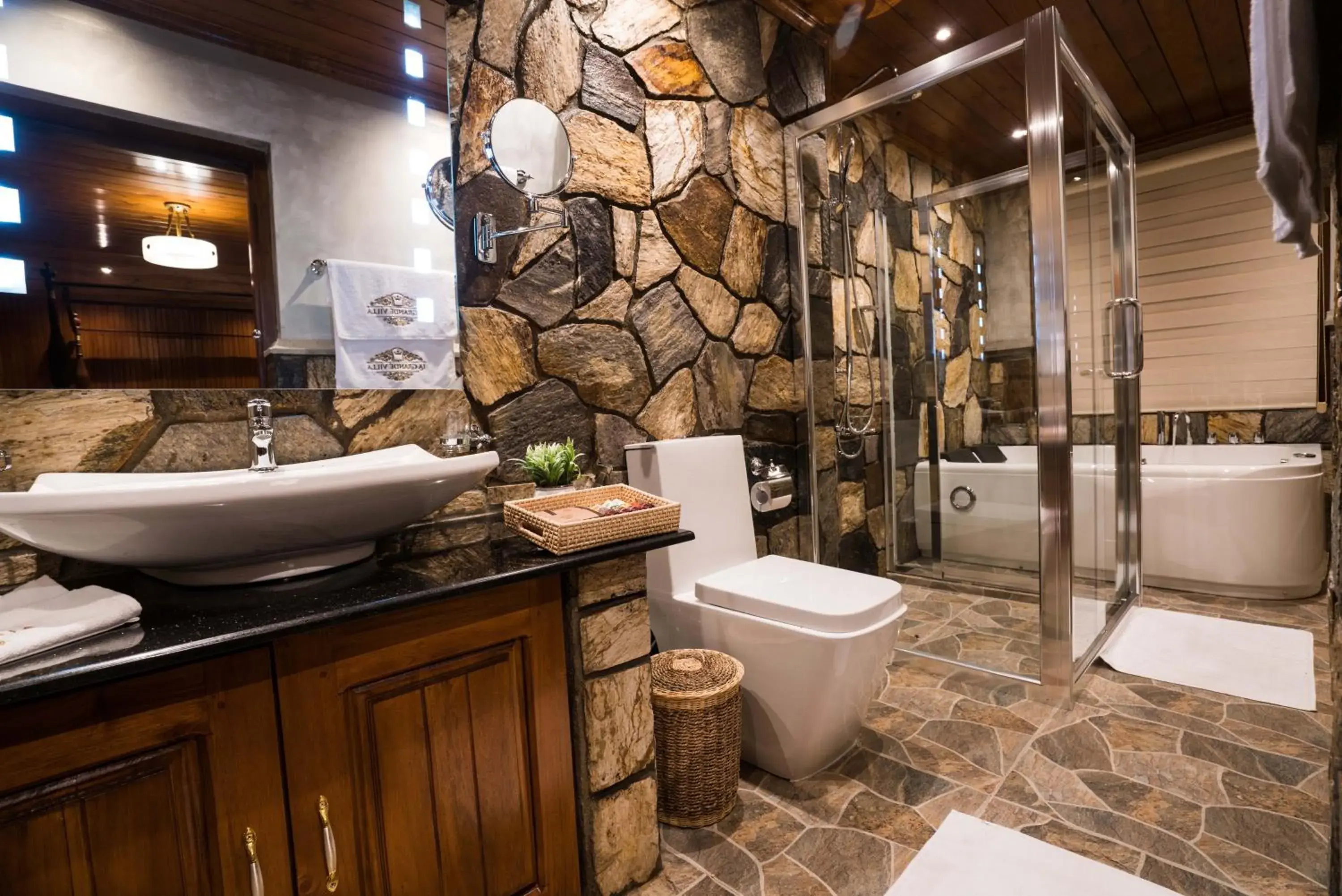 Deluxe Suite with Spa Bath - single occupancy in La Grande Villa Deluxe Suite with Spa Bath - single occupancy in La Grande Villa