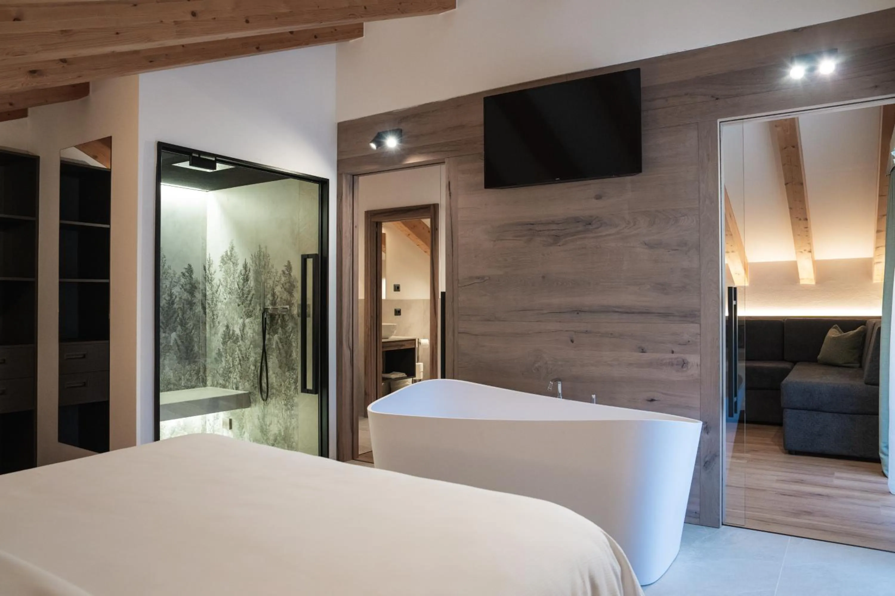 Bathroom, Bed in Hotel Garden