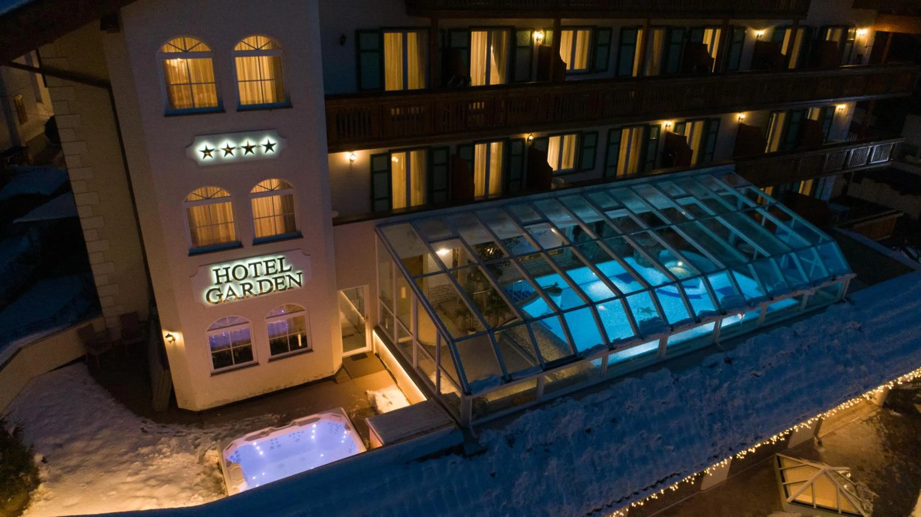 Swimming pool in Hotel Garden