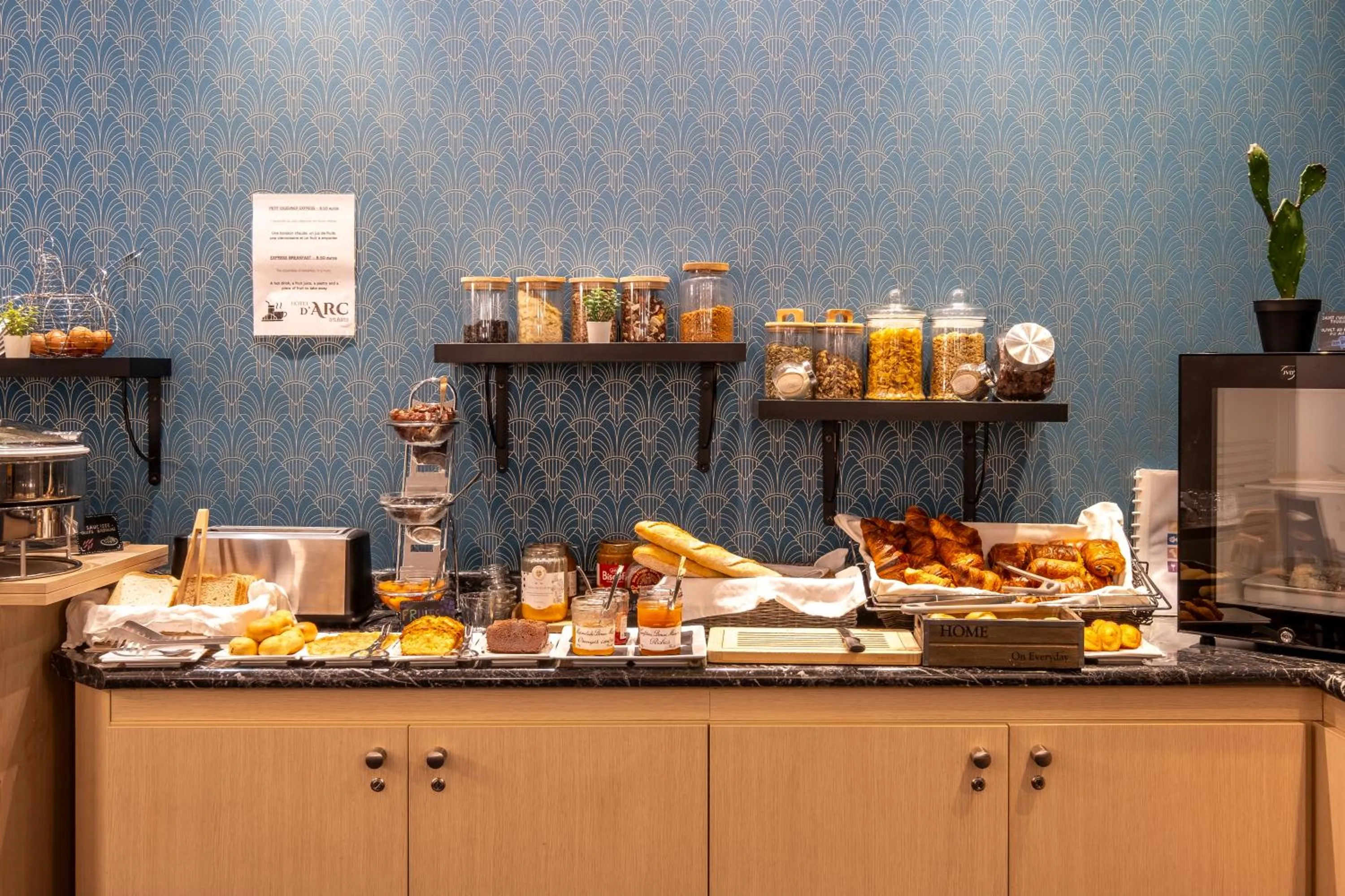 Breakfast in Best Western Hôtel d'Arc