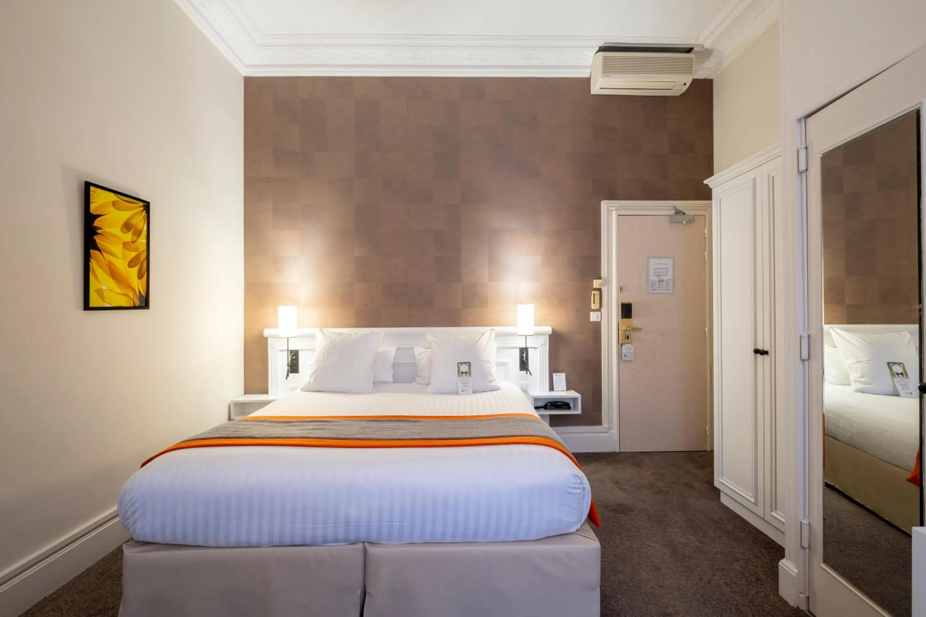 Photo of the whole room, Bed in Best Western Hôtel d'Arc