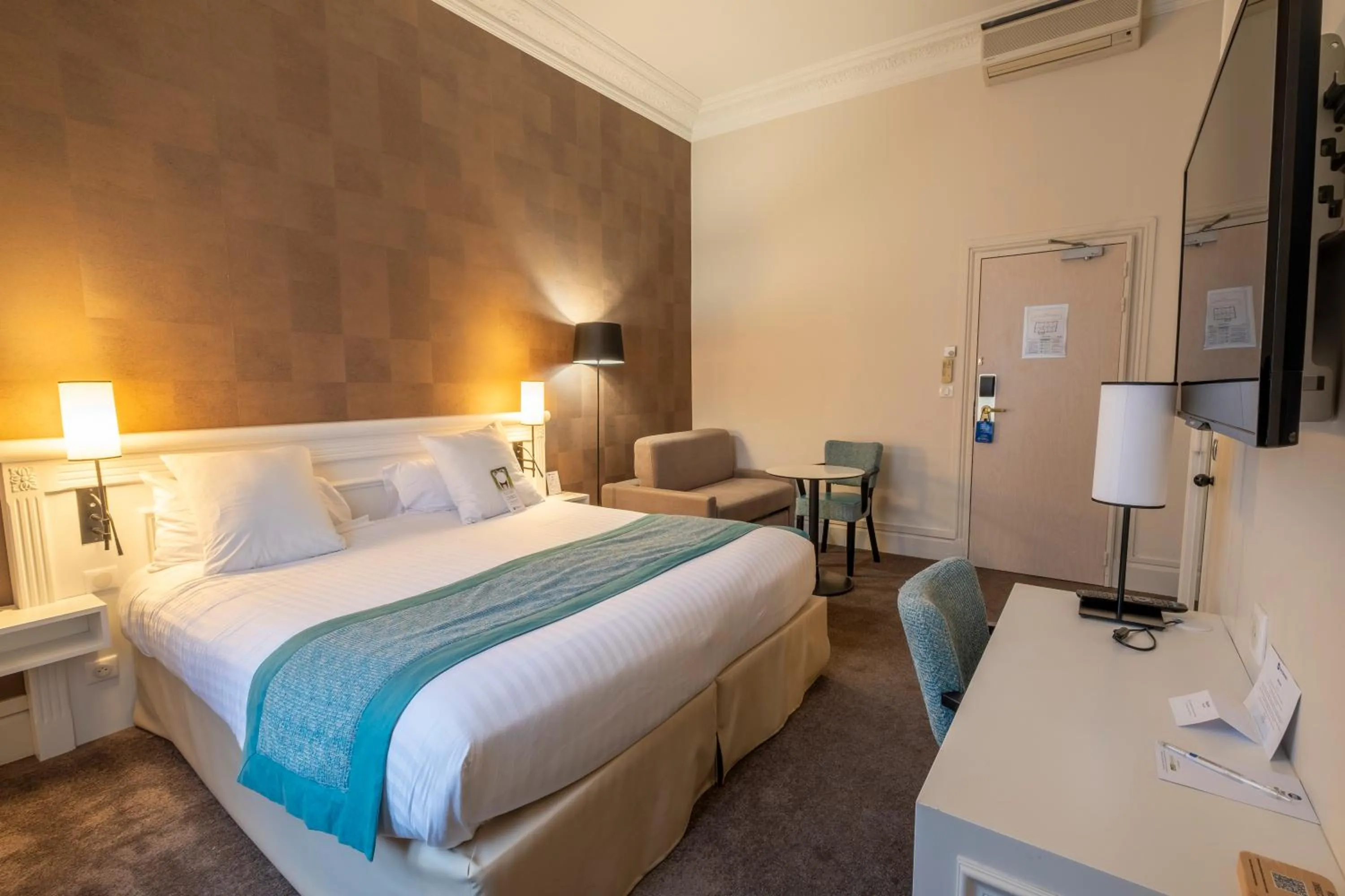 Bedroom, Bed in Best Western Hôtel d'Arc