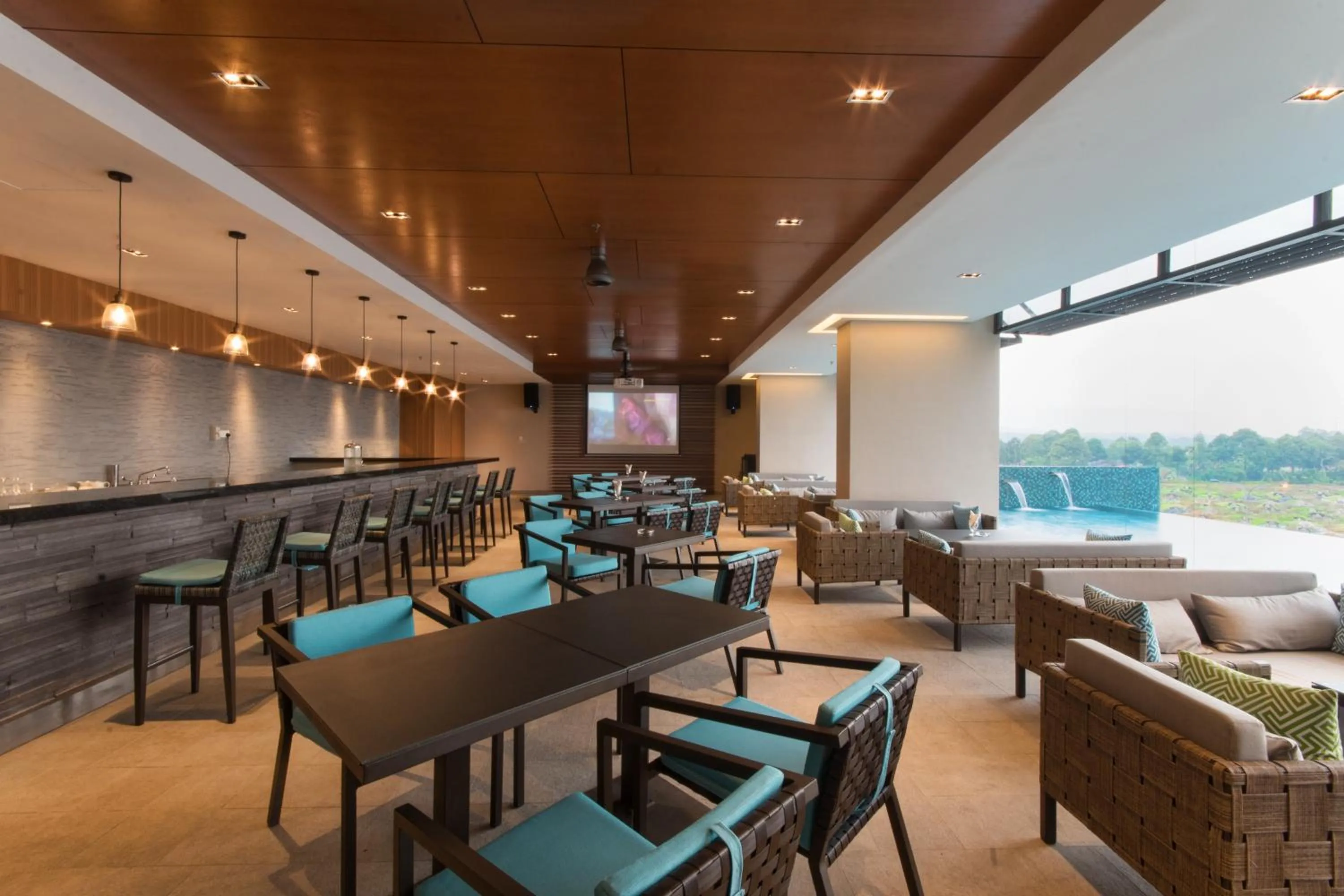 Restaurant/places to eat in Impiana Hotel Senai