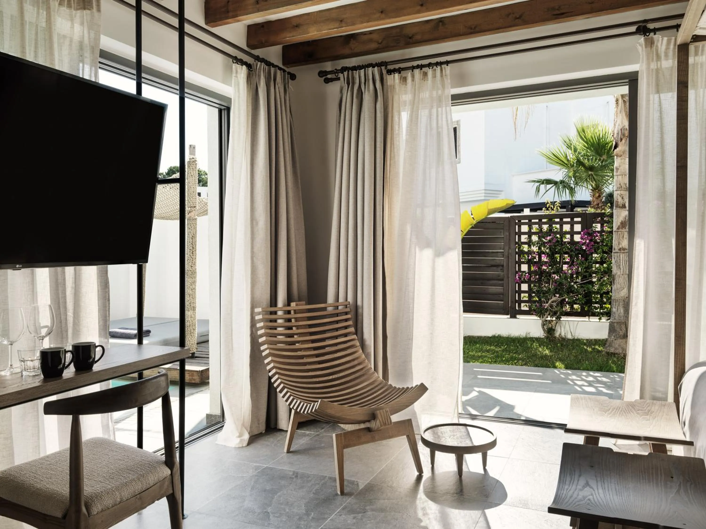 TV and multimedia in Aulūs Lindos Rhodes, Curio Collection by Hilton