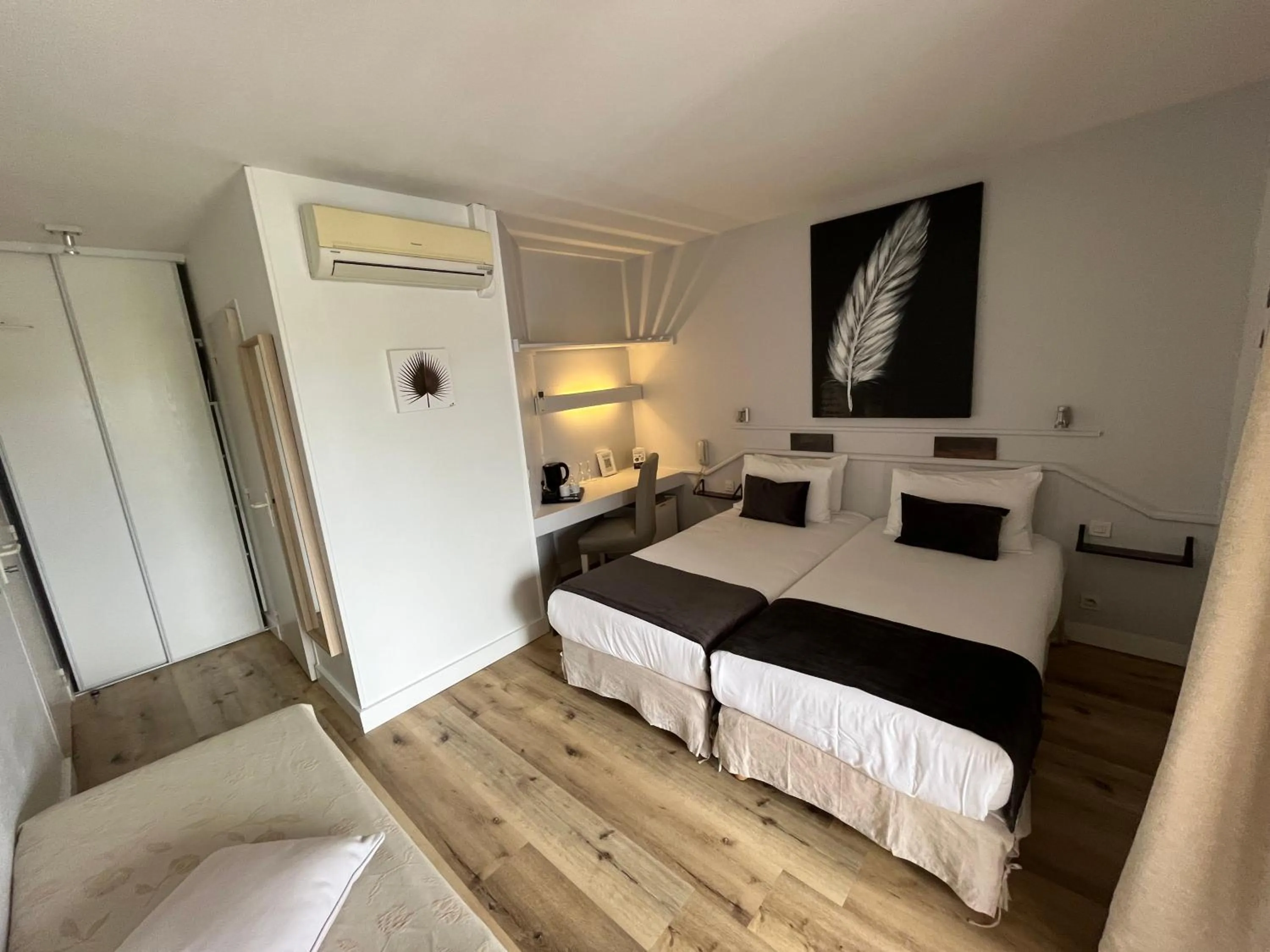 Photo of the whole room, Bed in Hôtel Ursula