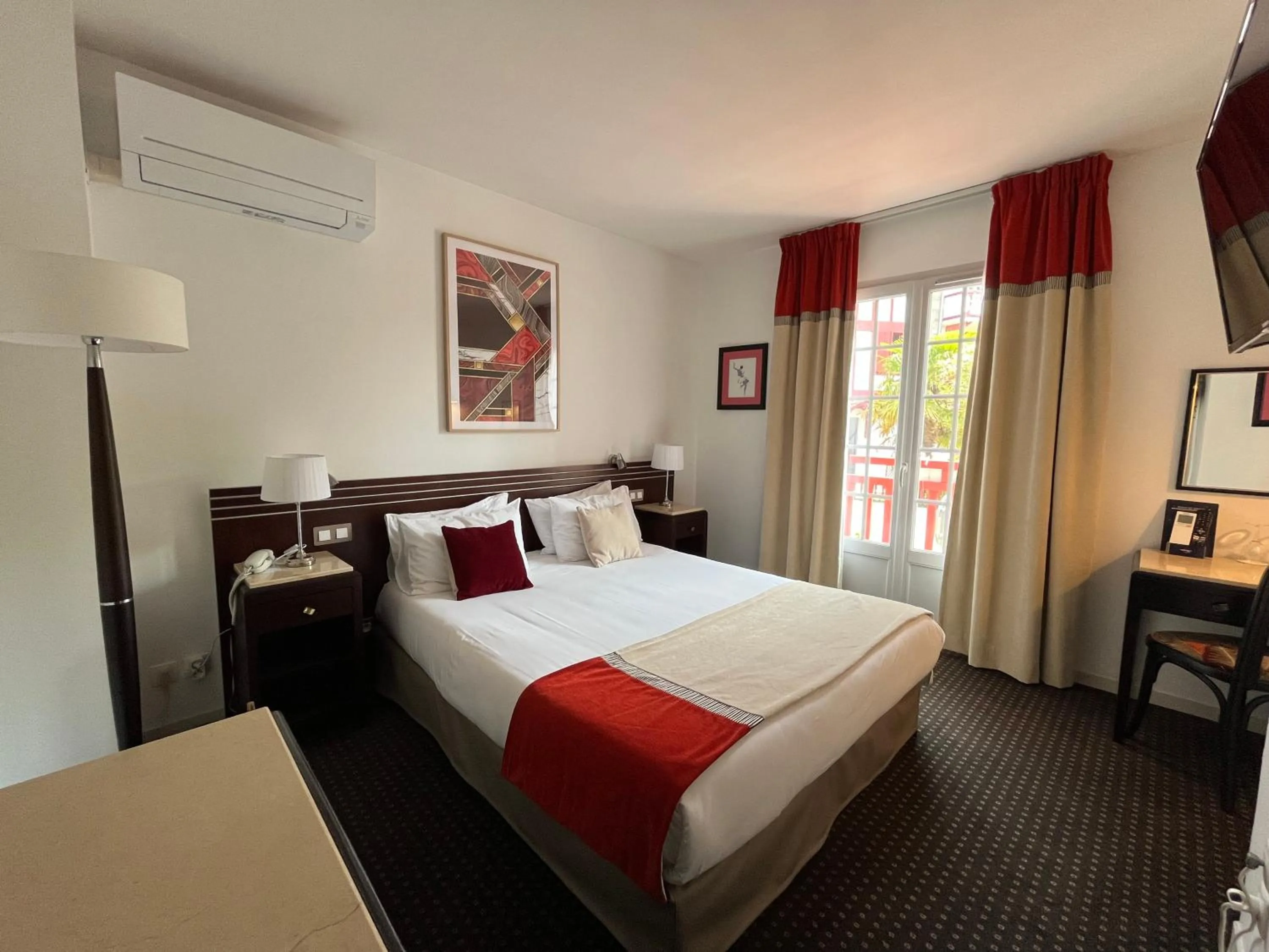 Photo of the whole room, Bed in Hôtel Ursula