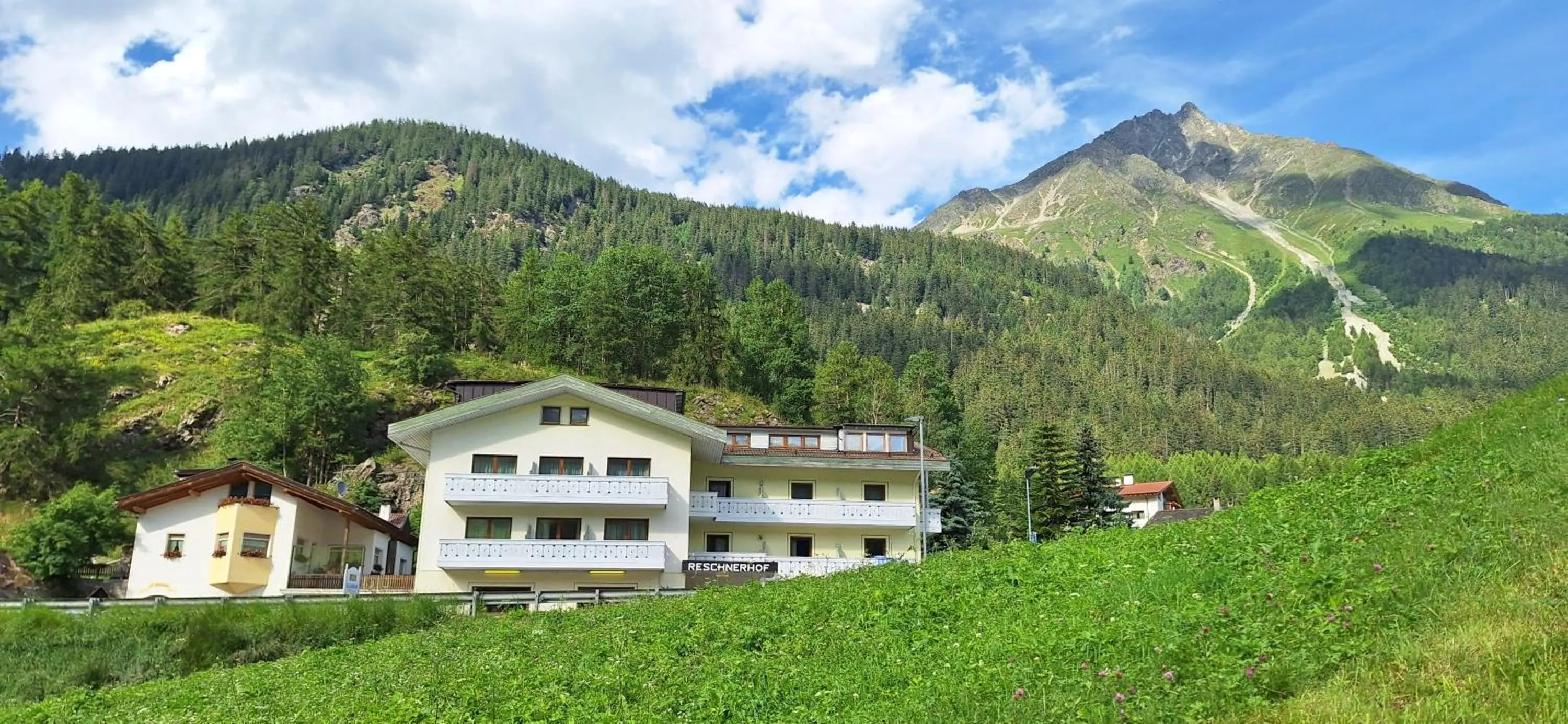 Property building in Reschnerhof