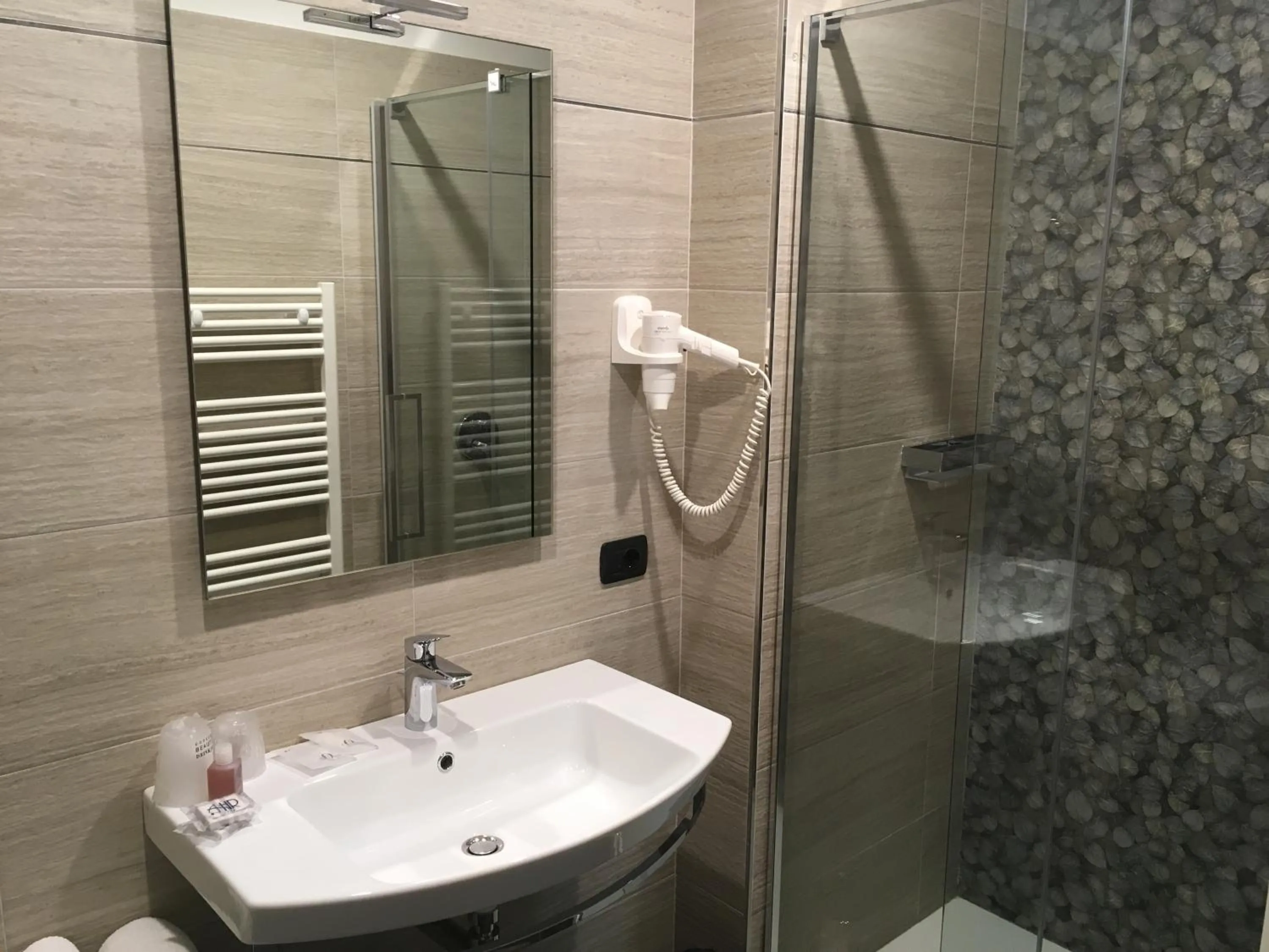 Shower in Hotel Villa Rosa