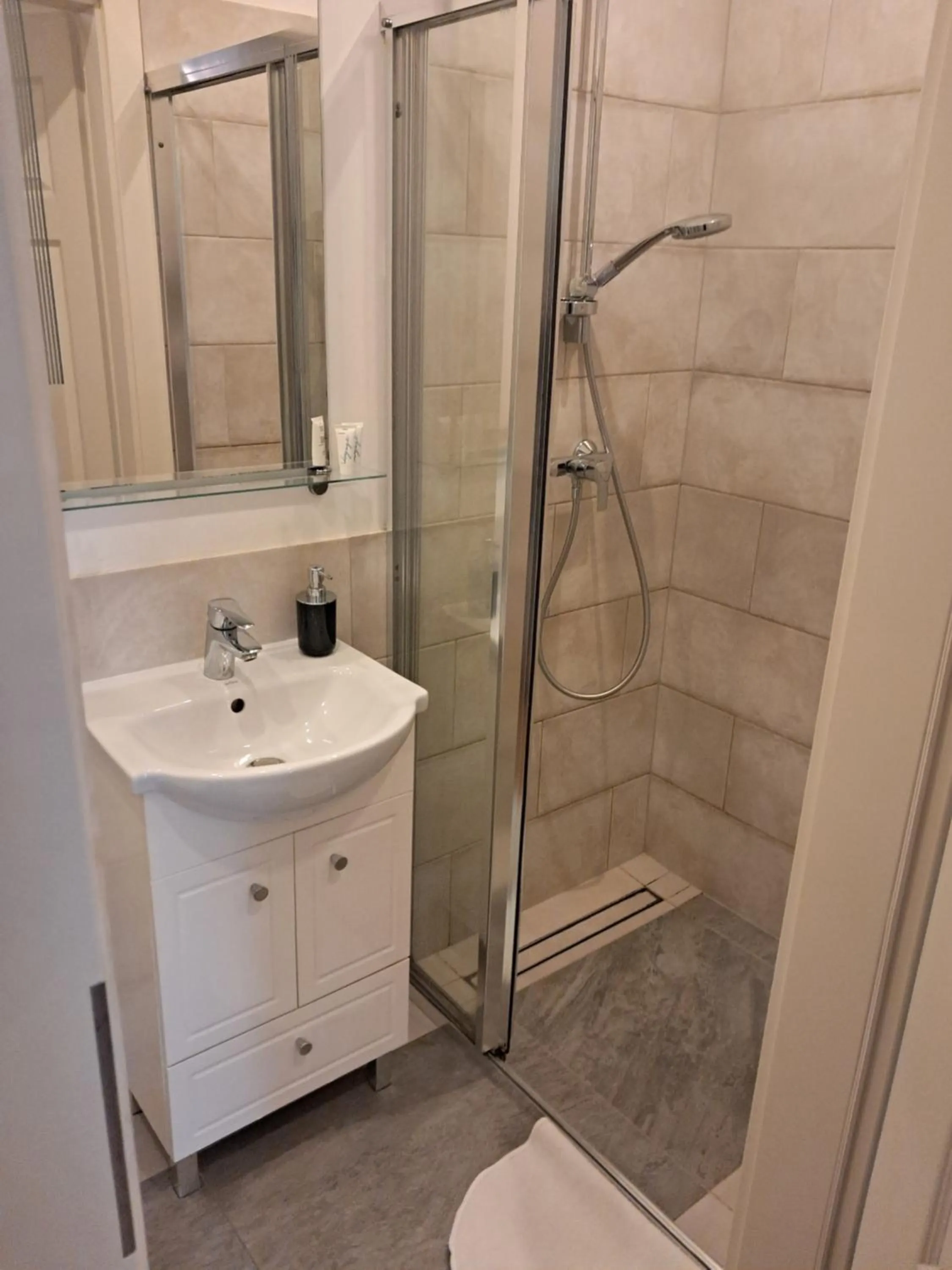 Shower in Angel House Aparthotel