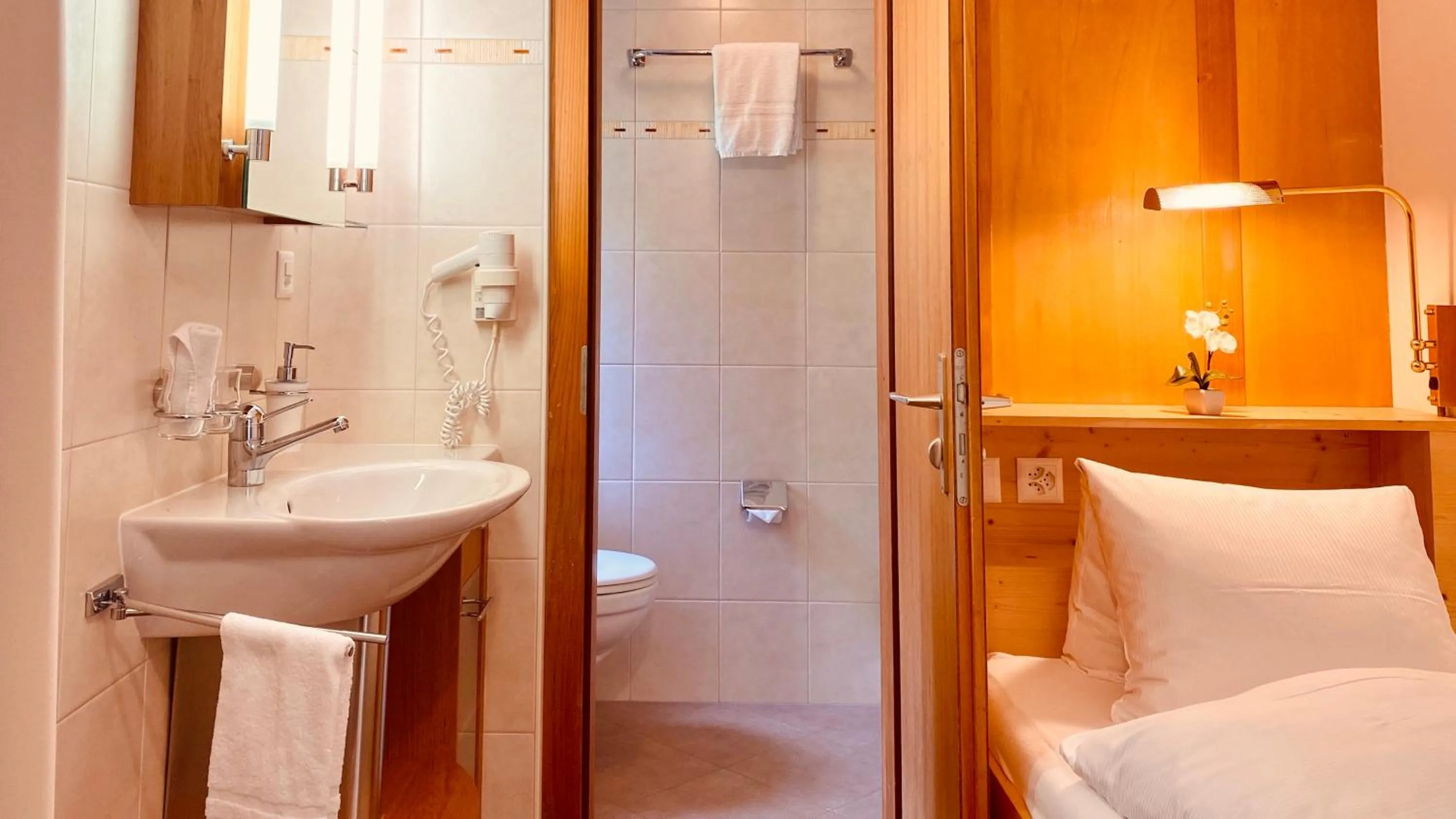 Shower in Hotel Capricorn