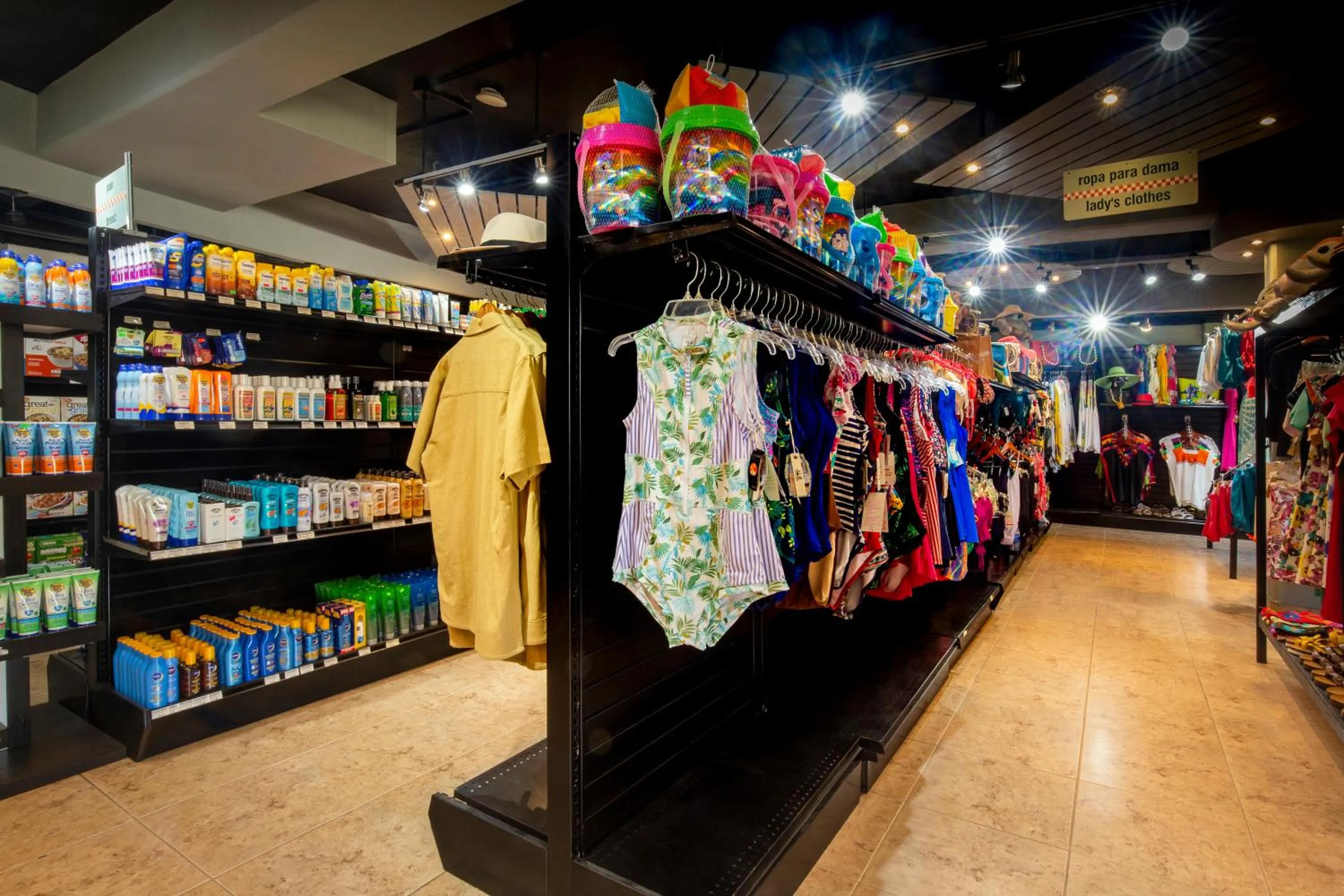 On-site shops in Villa Del Palmar Flamingos Beach Resort & Spa