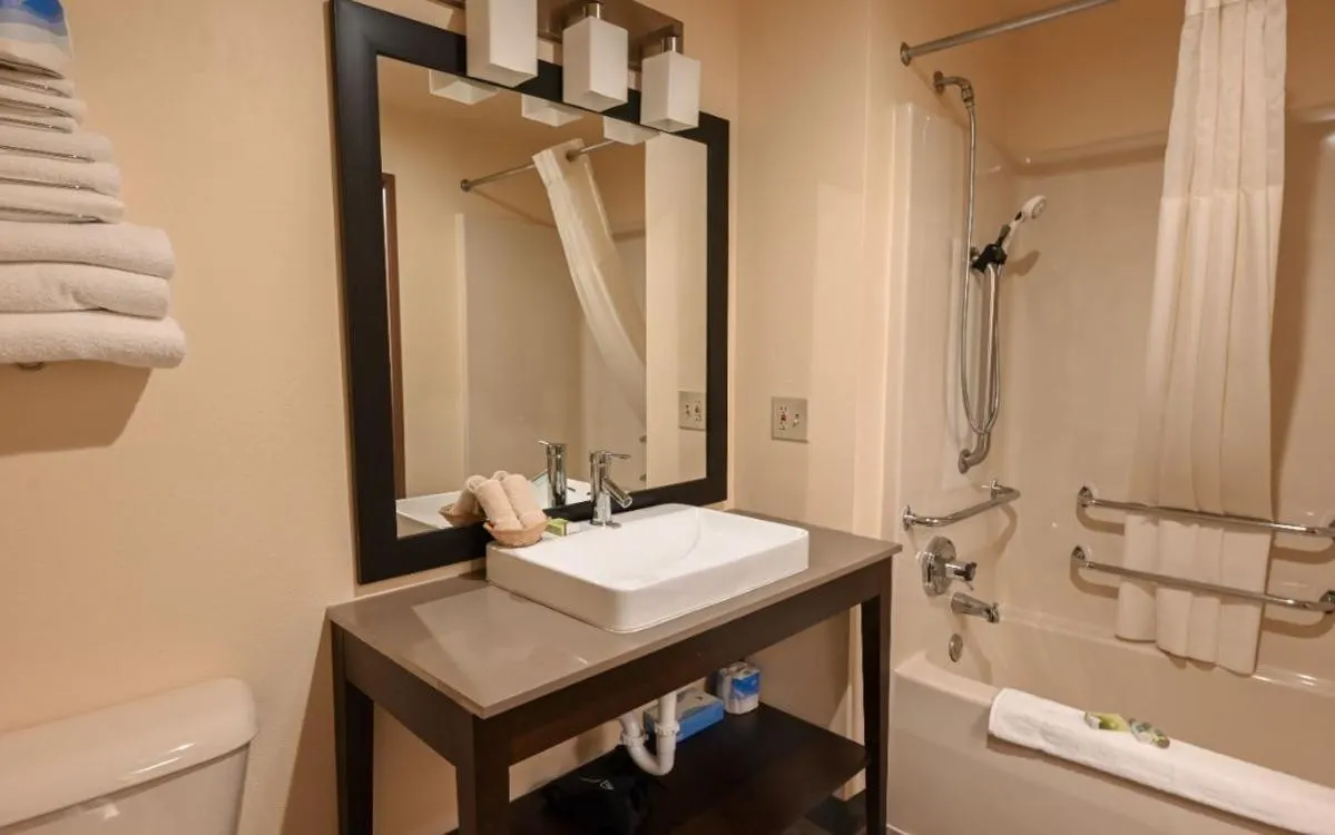 One-Bedroom Suite w/ Kitchenette in Sunset Bay Resort & Suites