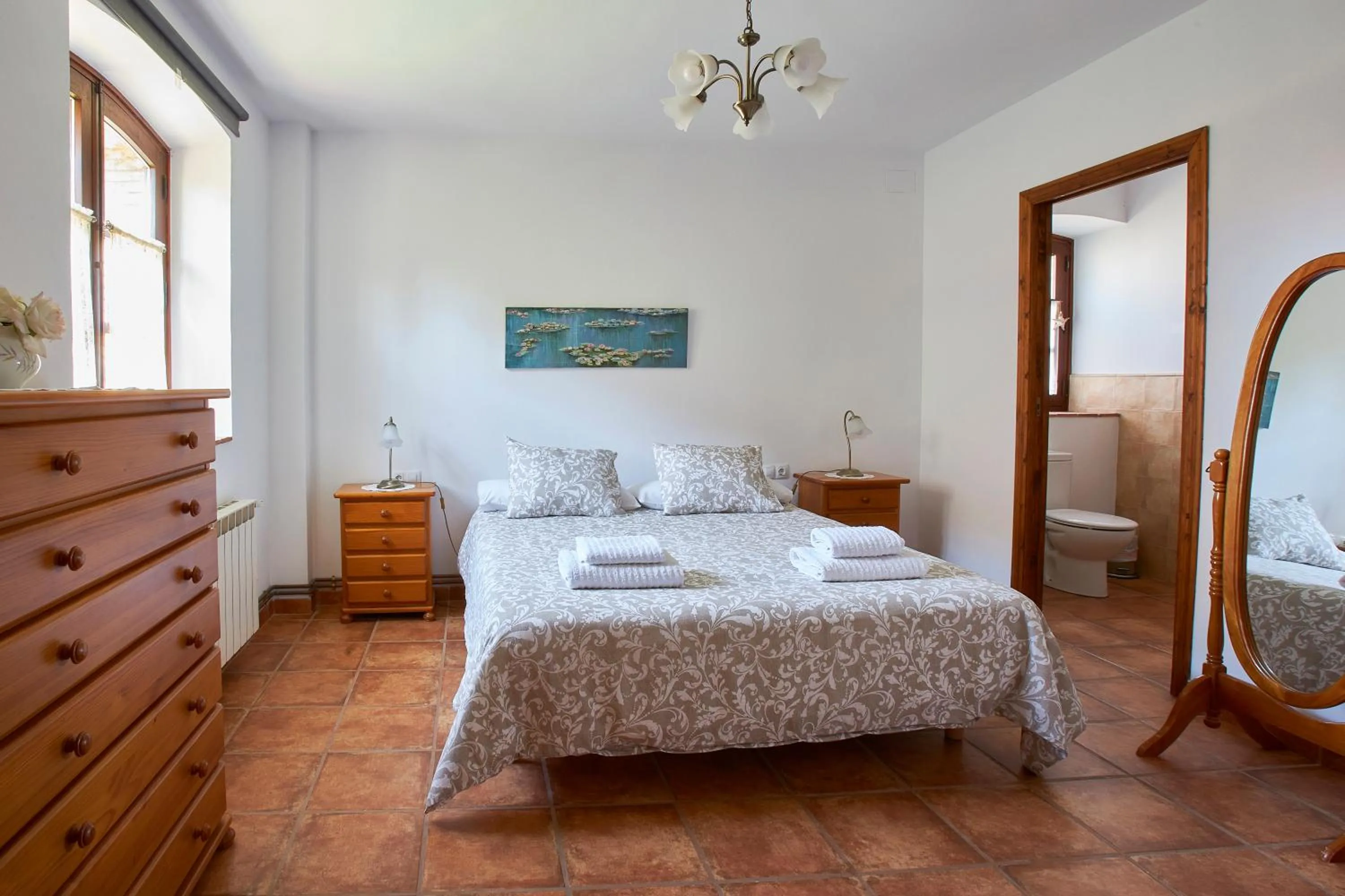 Photo of the whole room, Bed in Rincón de piedra BCN