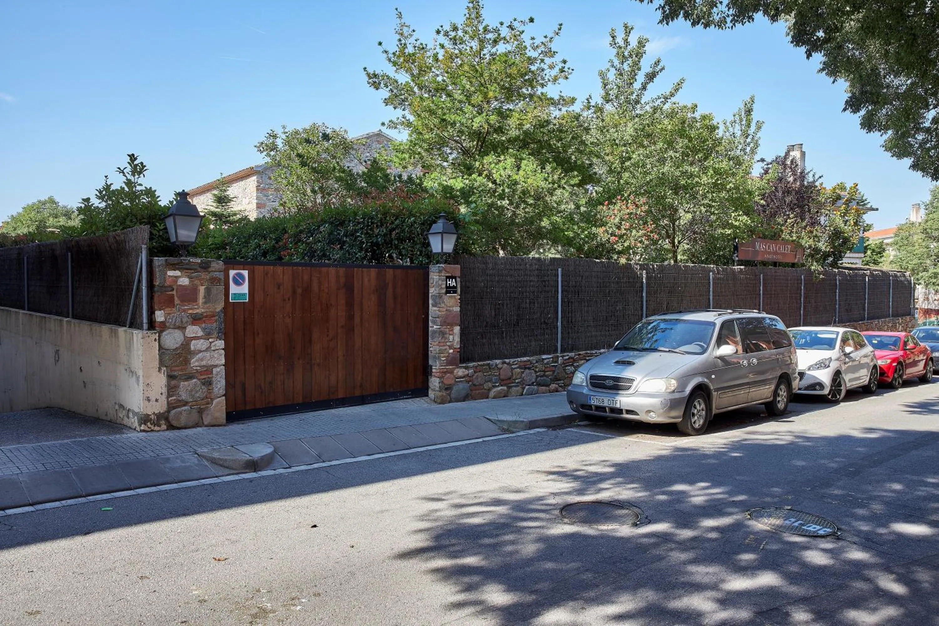 Facade/entrance in Rincón de piedra BCN