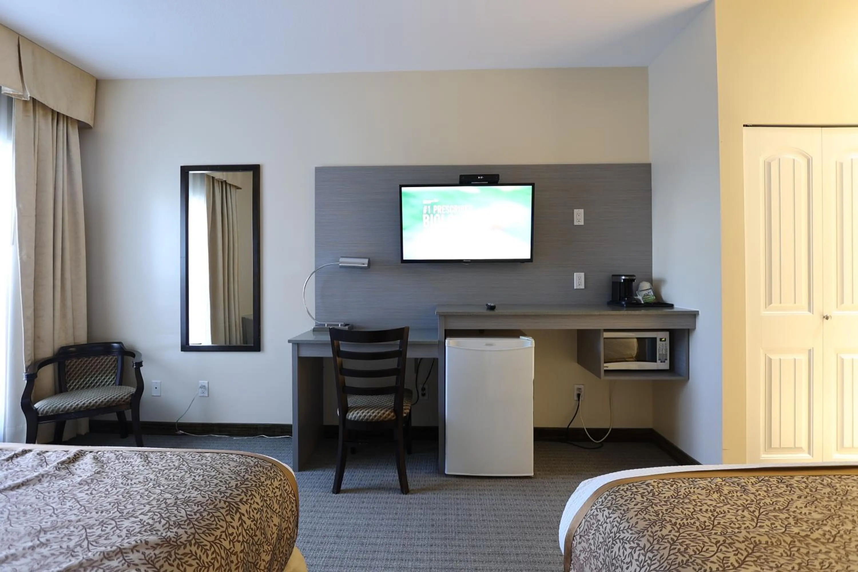 Coffee/tea facilities, Bed in Days Inn by Wyndham Surrey