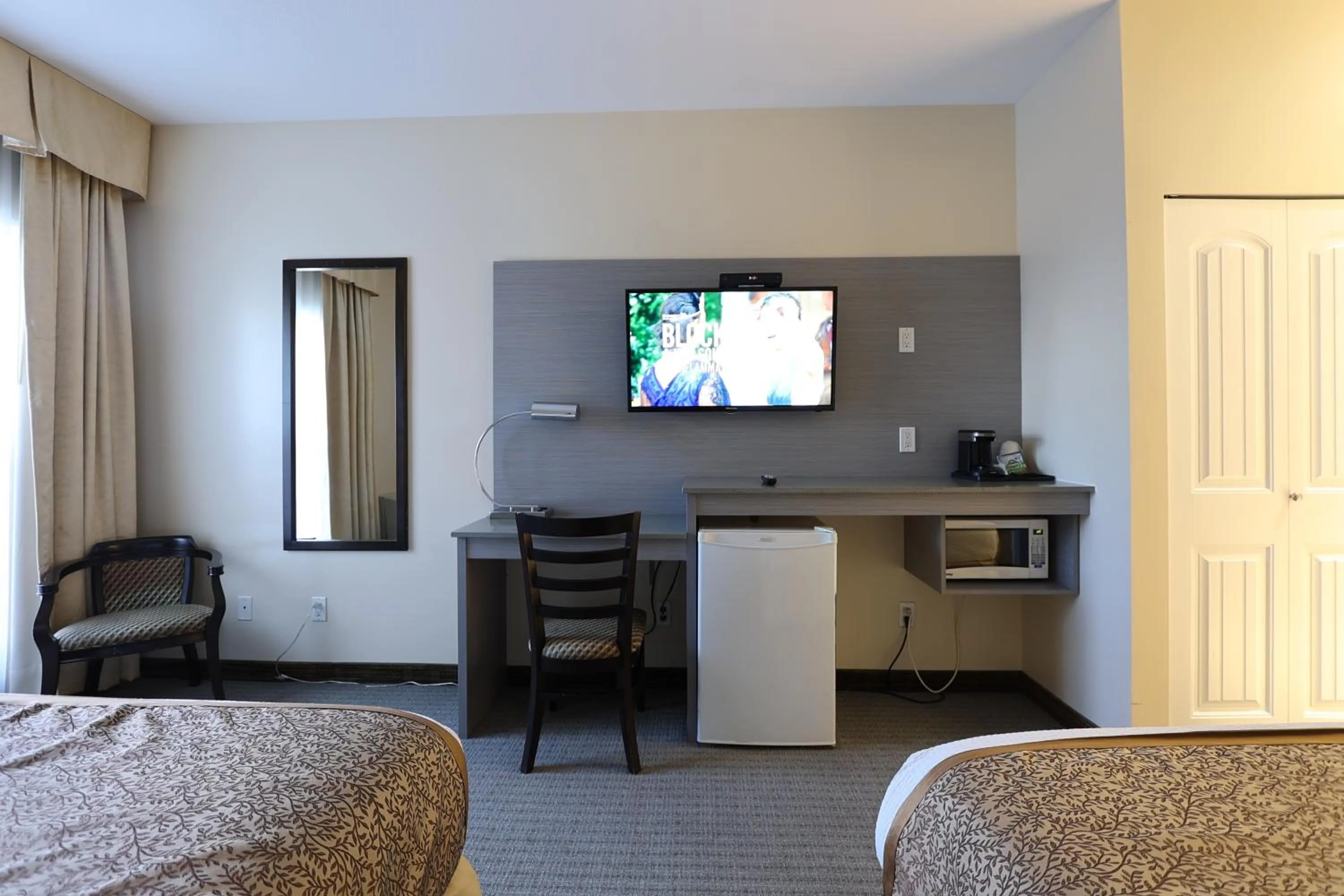 Photo of the whole room, Bed in Days Inn by Wyndham Surrey