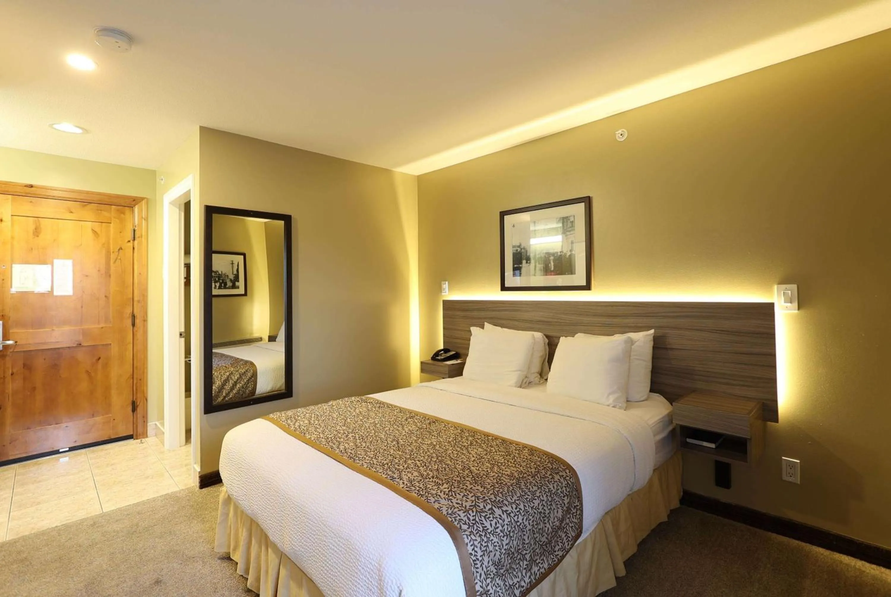 Photo of the whole room, Bed in Days Inn by Wyndham Surrey