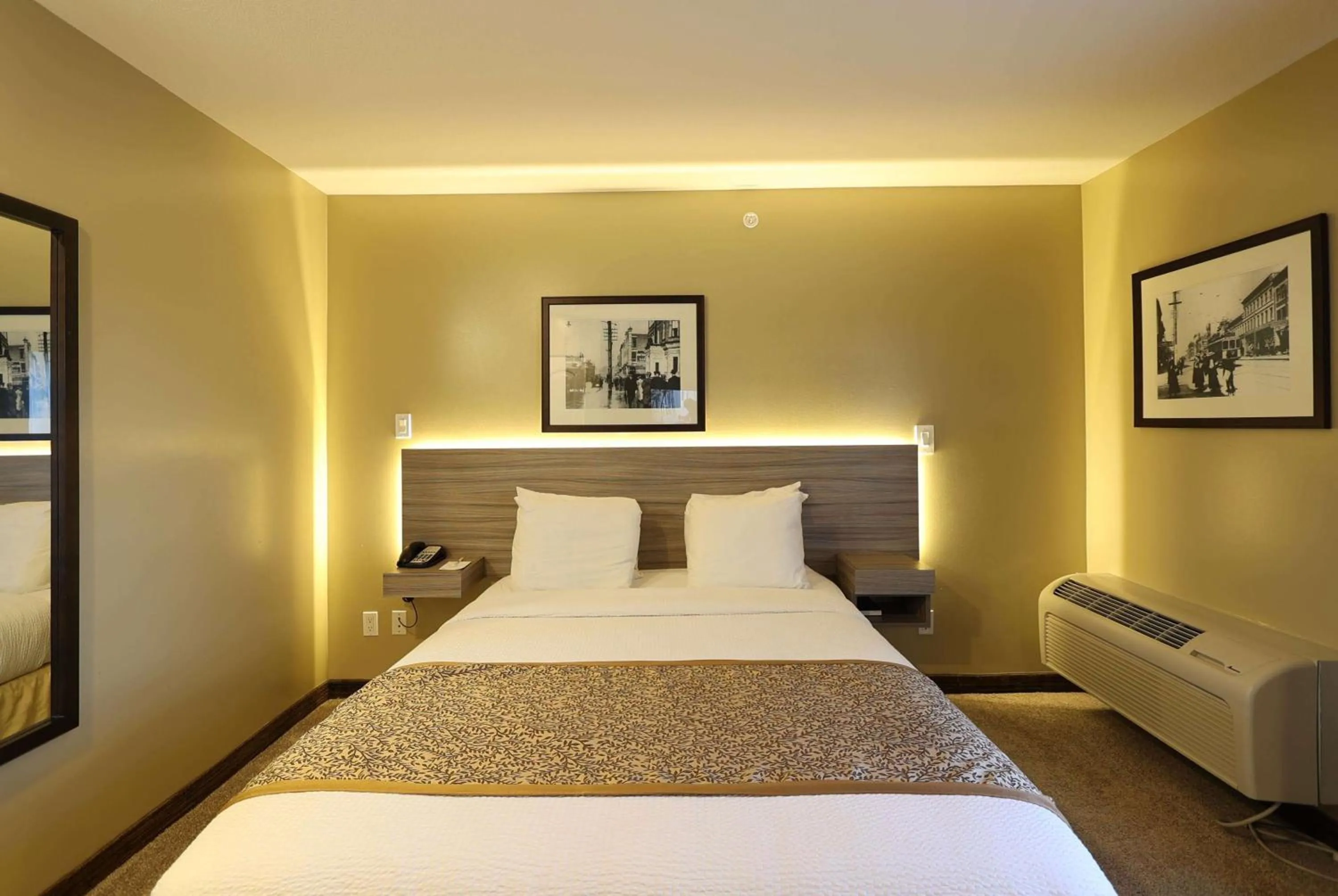 Photo of the whole room, Bed in Days Inn by Wyndham Surrey