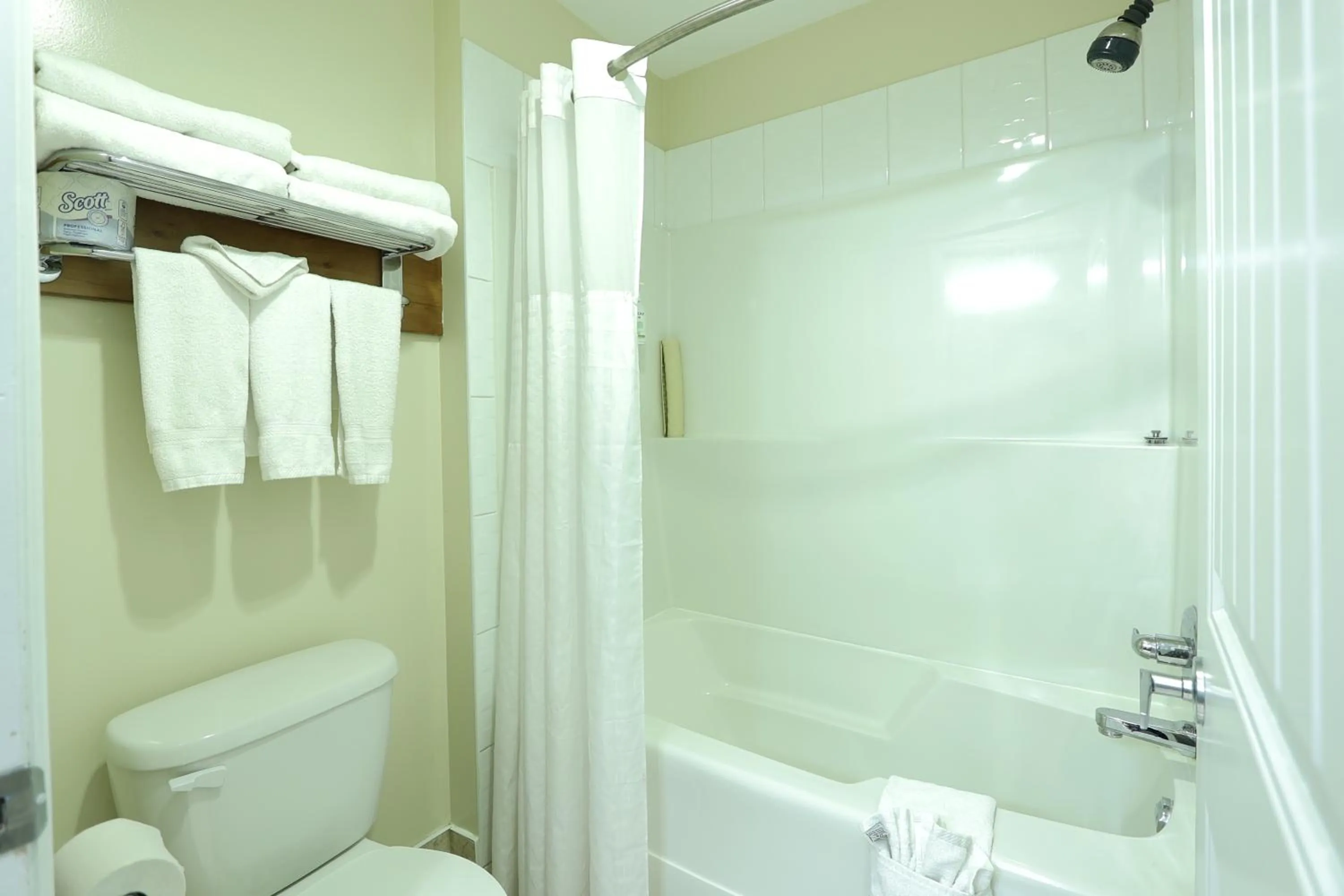 Bath in Days Inn by Wyndham Surrey