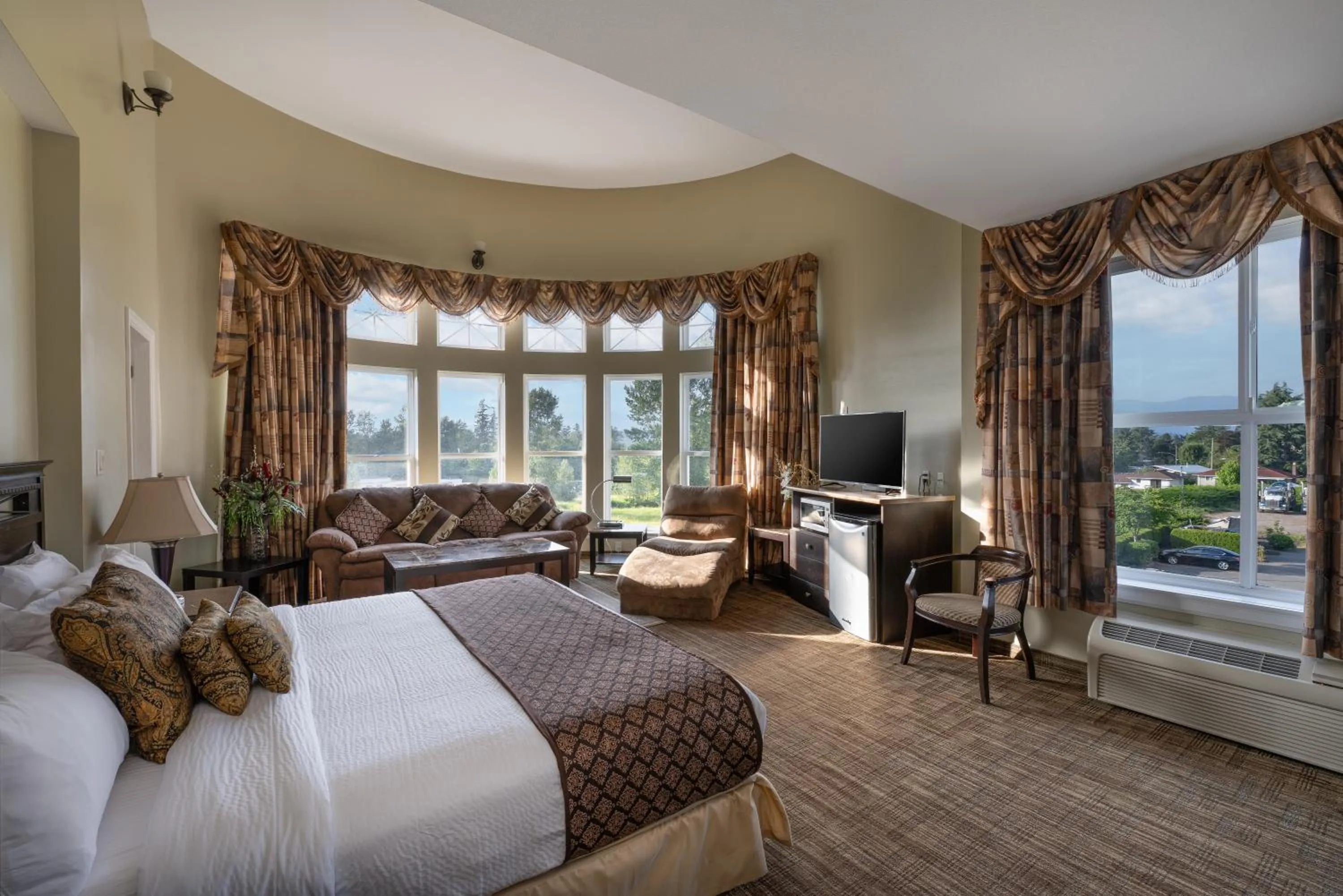 Bedroom, Bed in Days Inn by Wyndham Surrey