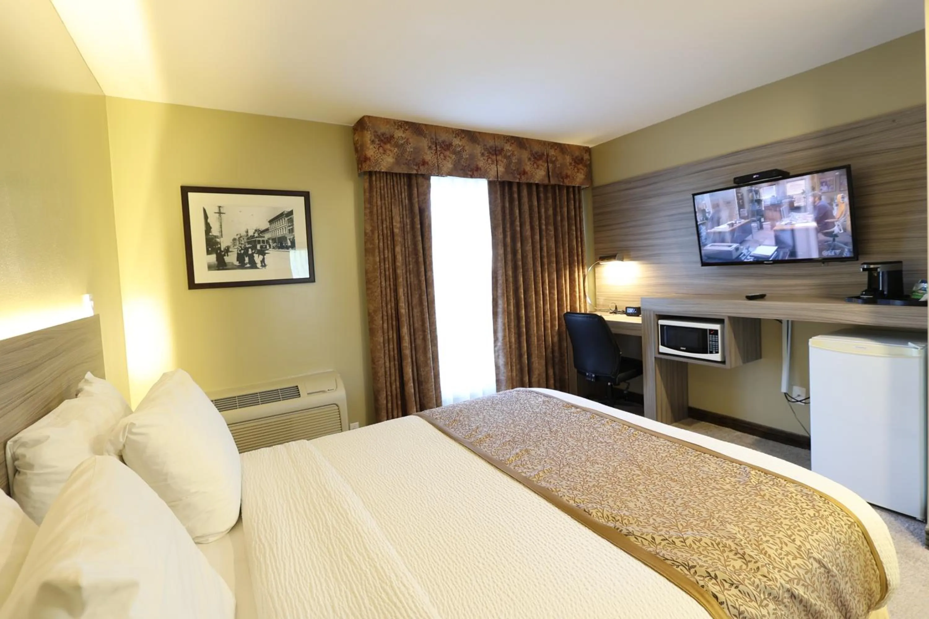 Bedroom, Bed in Days Inn by Wyndham Surrey