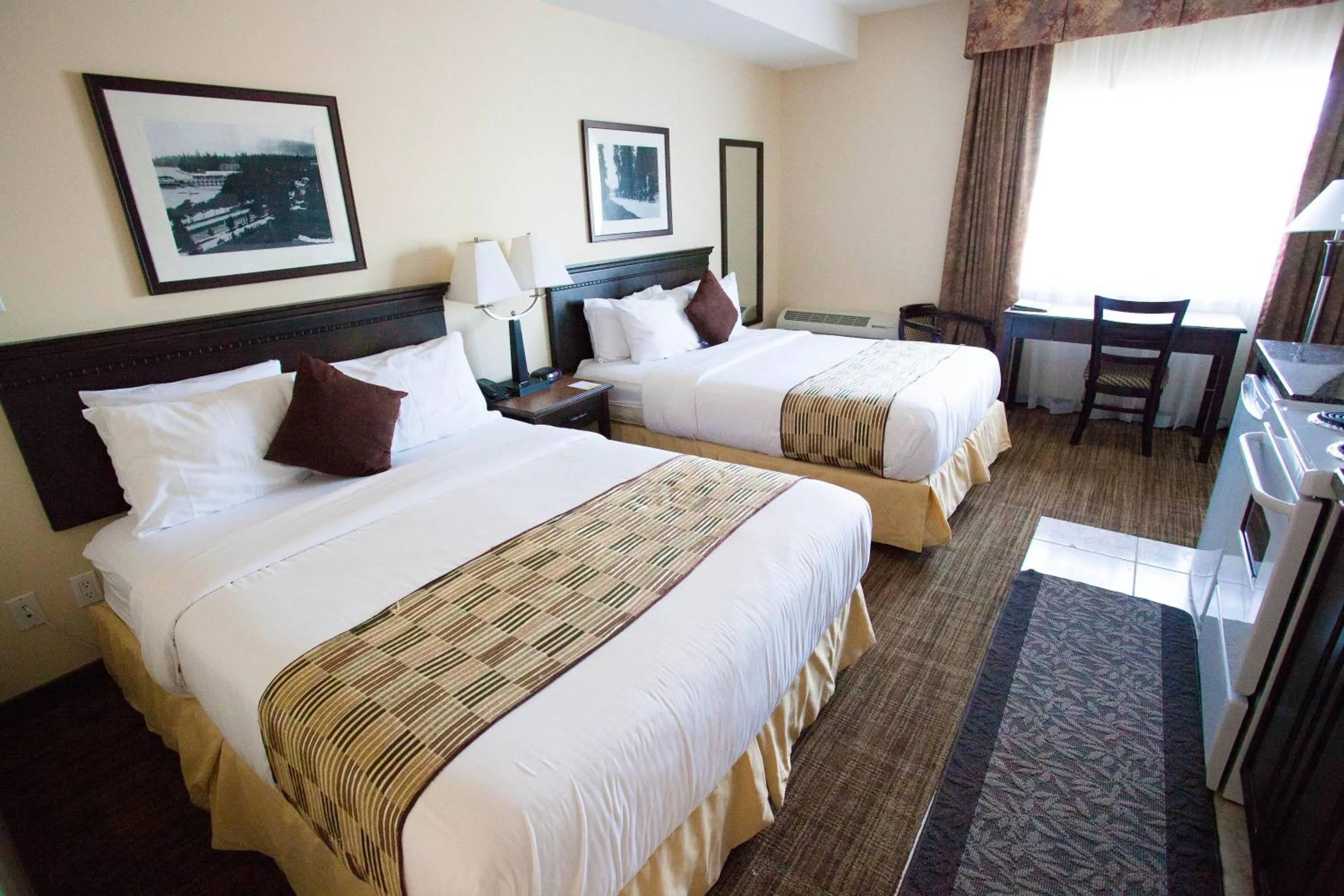 Bedroom, Bed in Days Inn by Wyndham Surrey