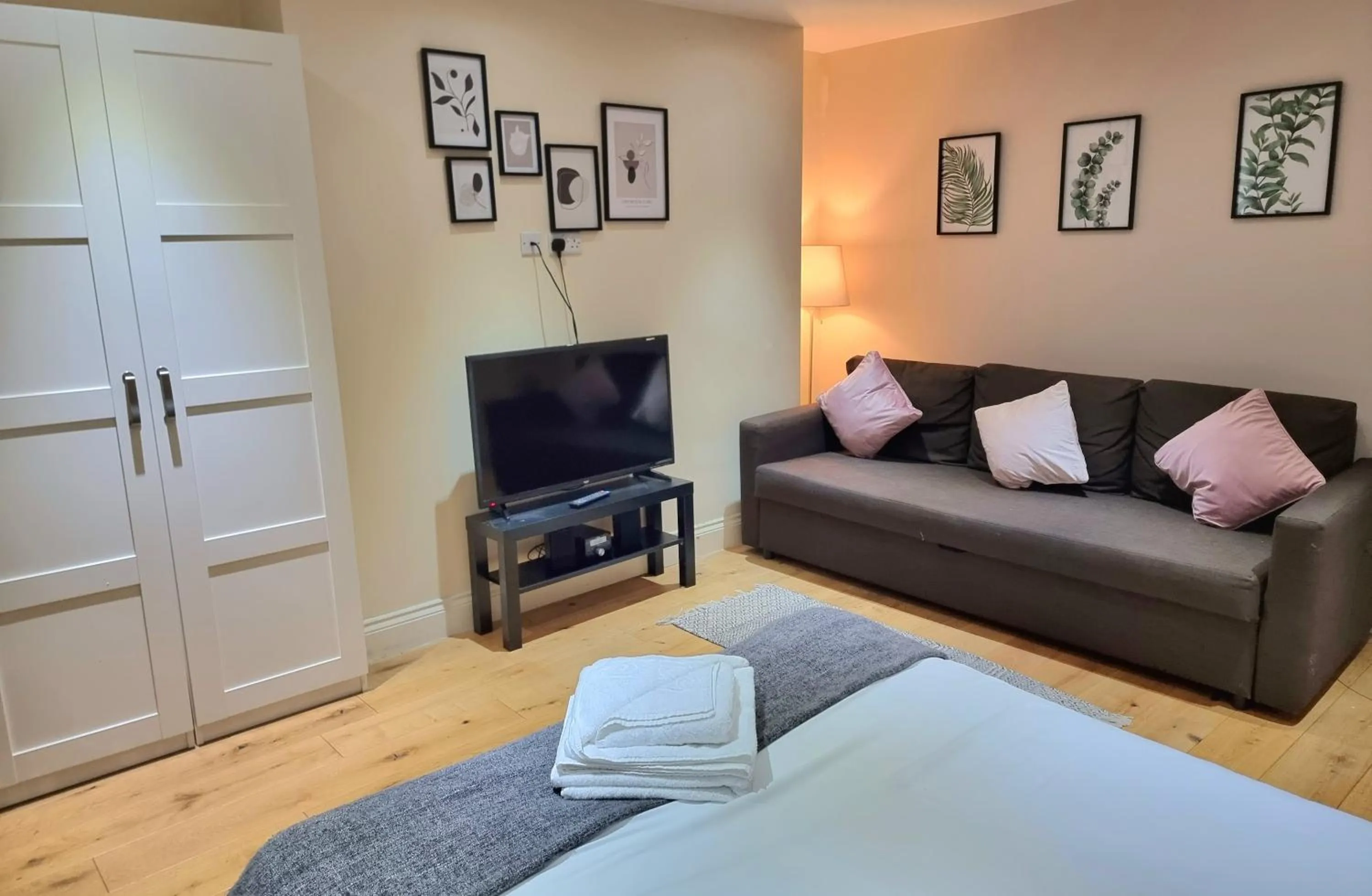 Bed in Oxford Gardens Apartments