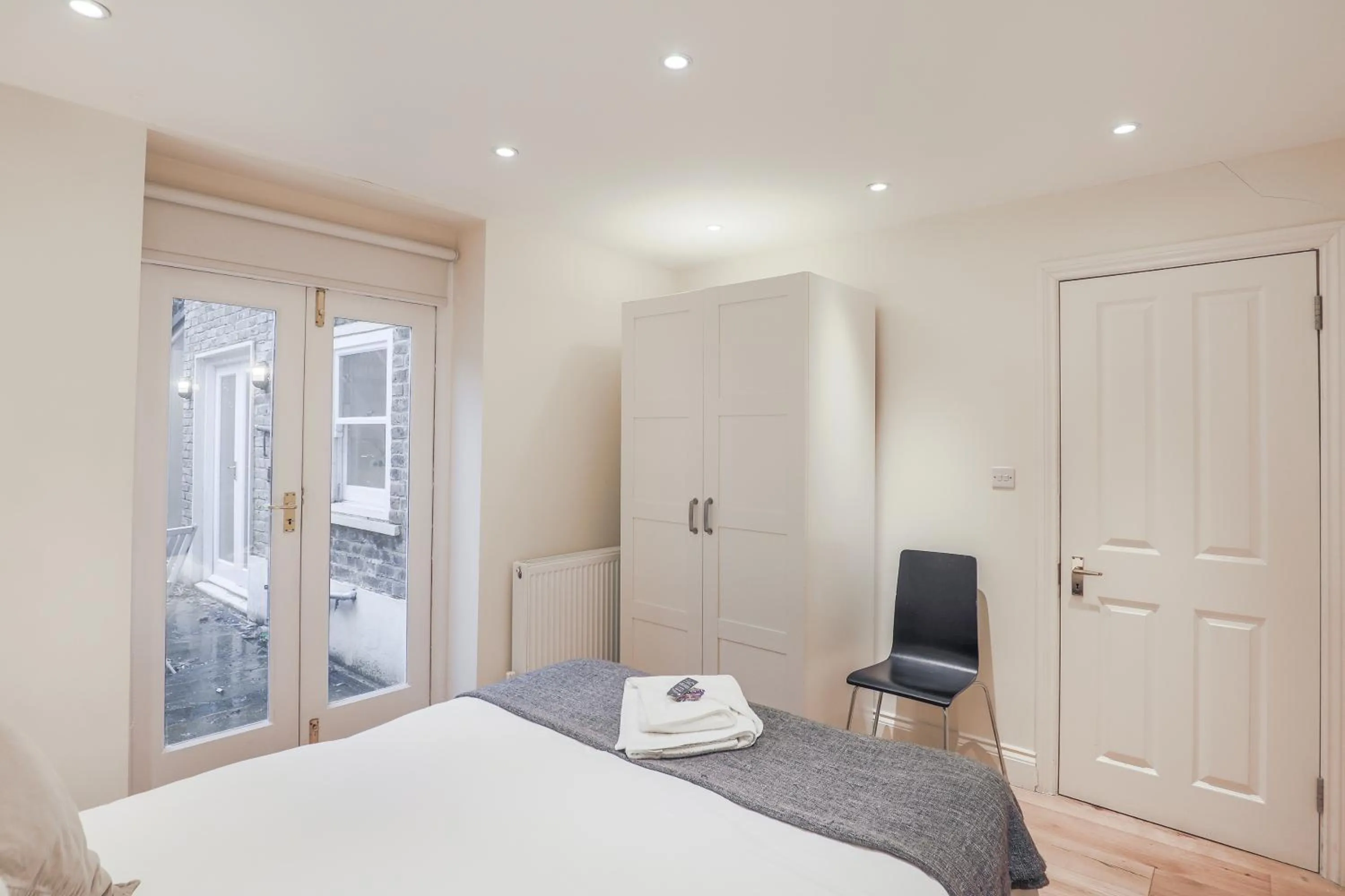 Bed in Oxford Gardens Apartments