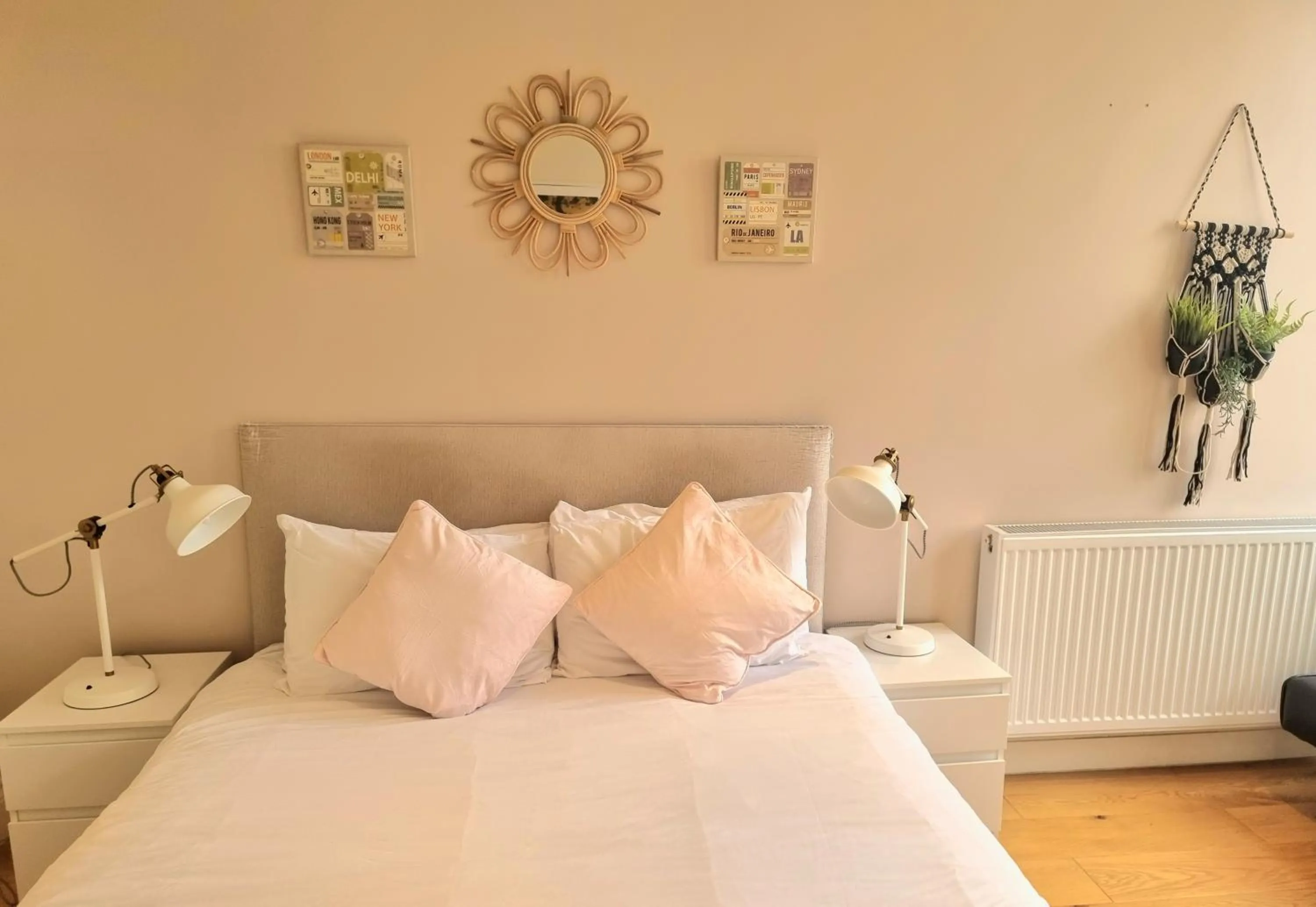 Bed in Oxford Gardens Apartments