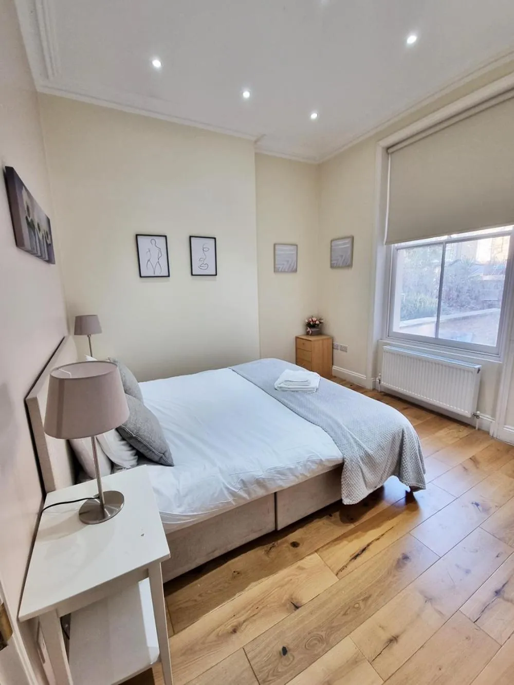 Bed in Oxford Gardens Apartments