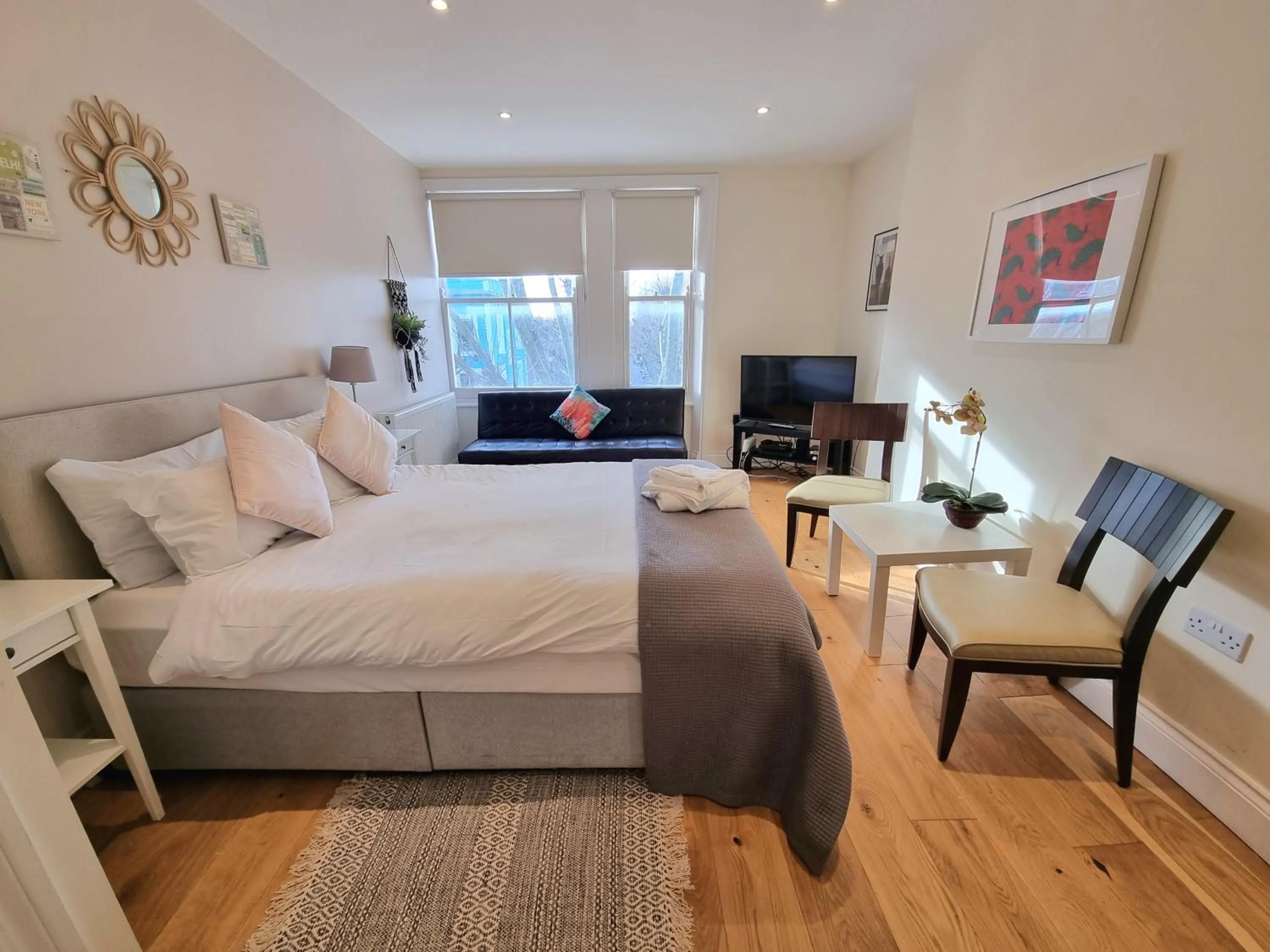 Bed in Oxford Gardens Apartments