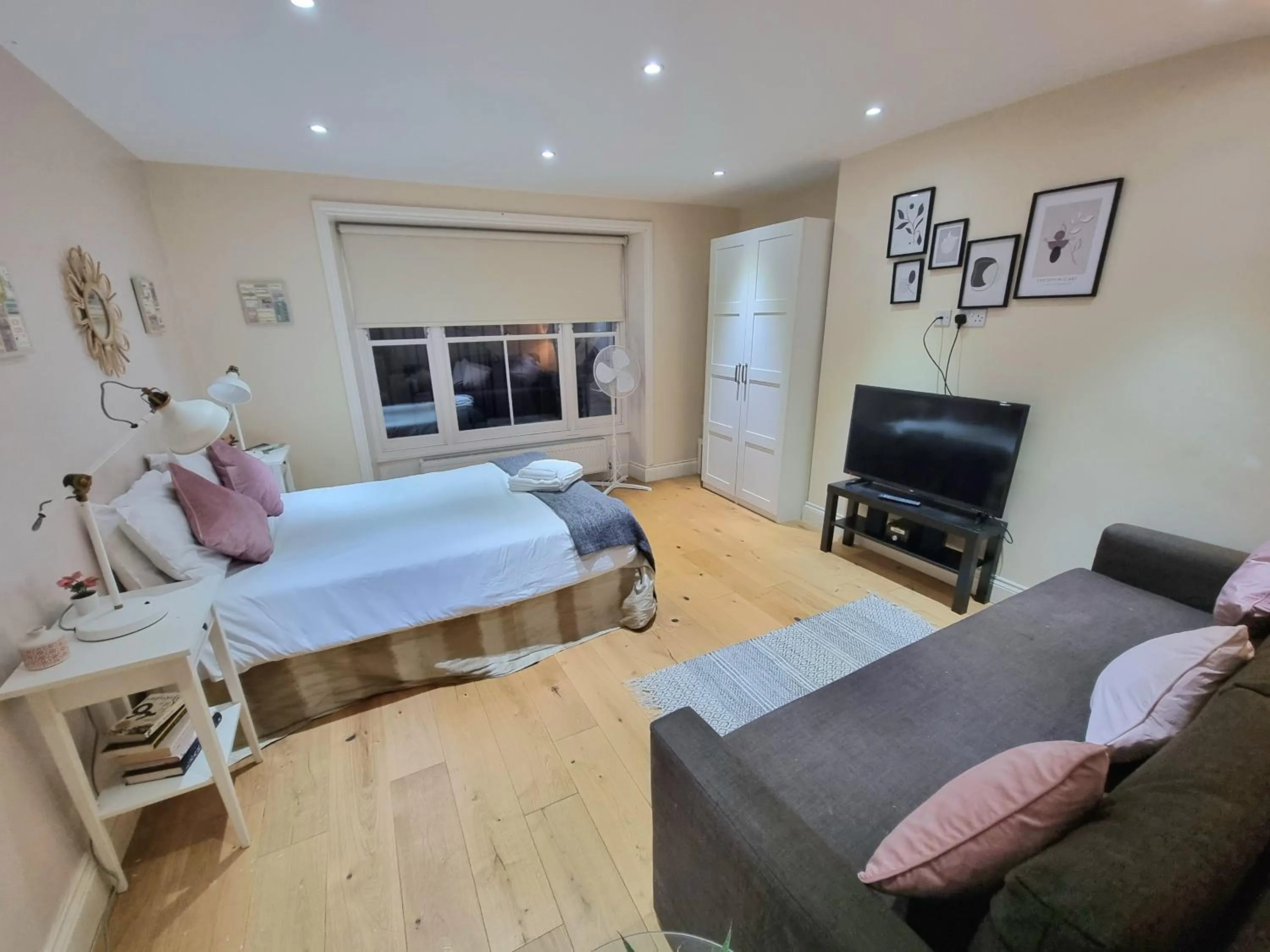 Bed in Oxford Gardens Apartments