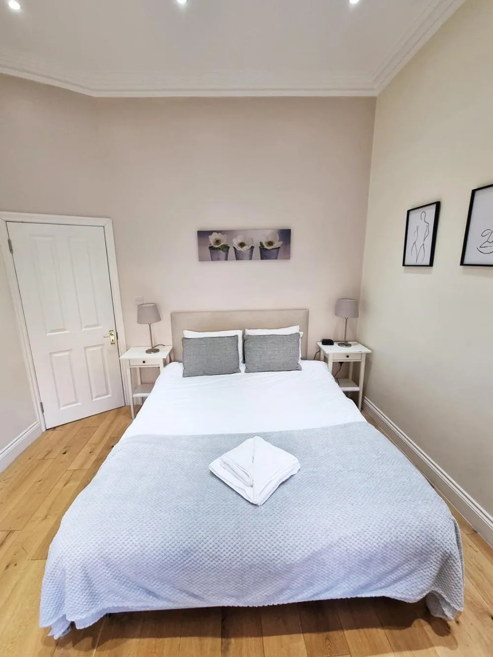 Bed in Oxford Gardens Apartments