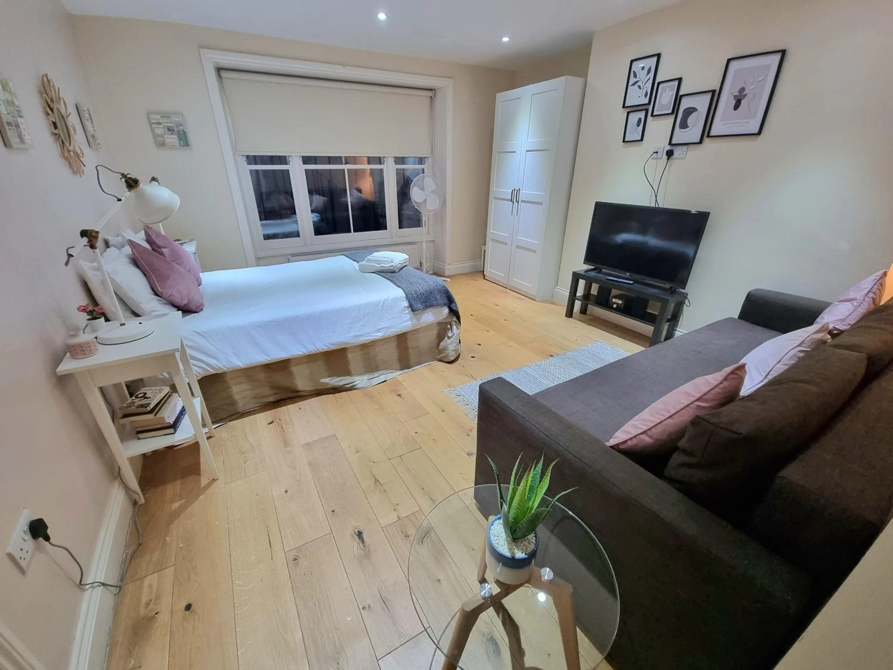 Bed in Oxford Gardens Apartments